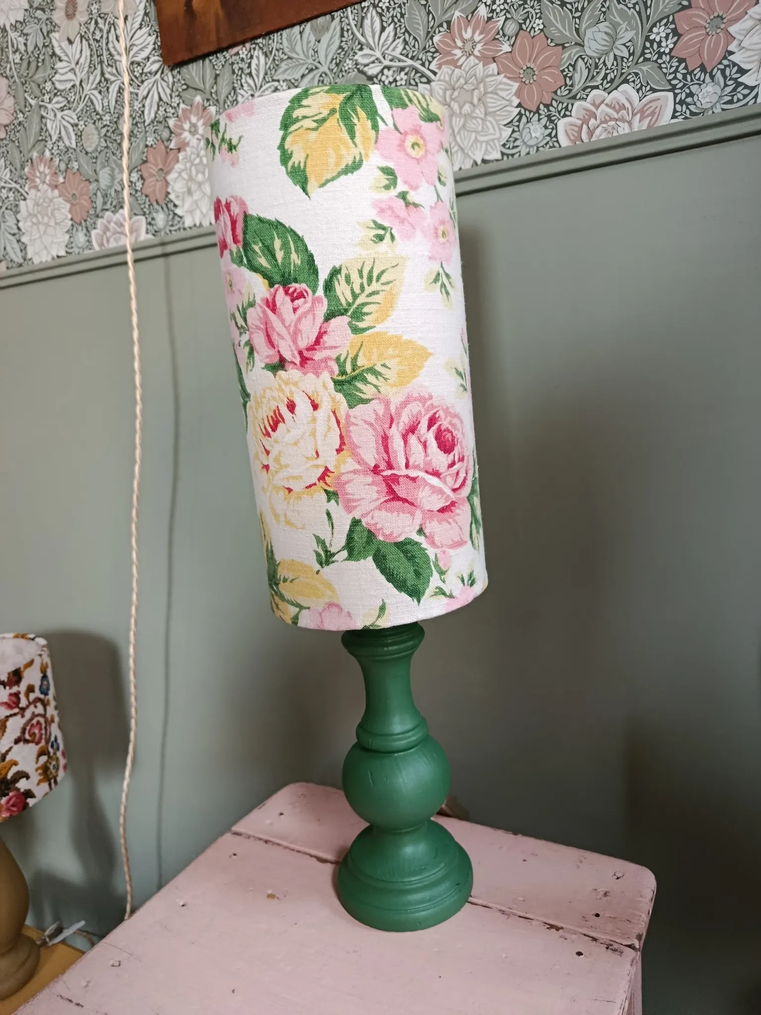 Lampe à poser vintage vert anglais et fleurs