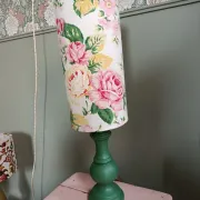 Lampe à poser vintage vert anglais et fleurs