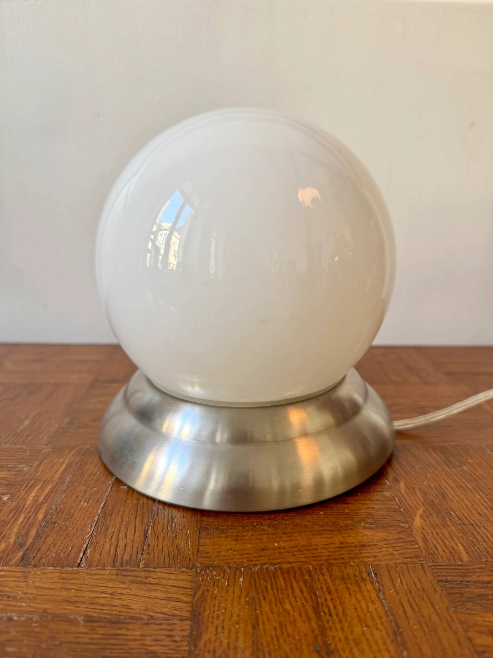 Globe lamp in opaline.