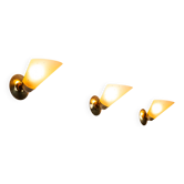 Ensemble de trois appliques en laiton avec abat-jour en verre jaune décoré