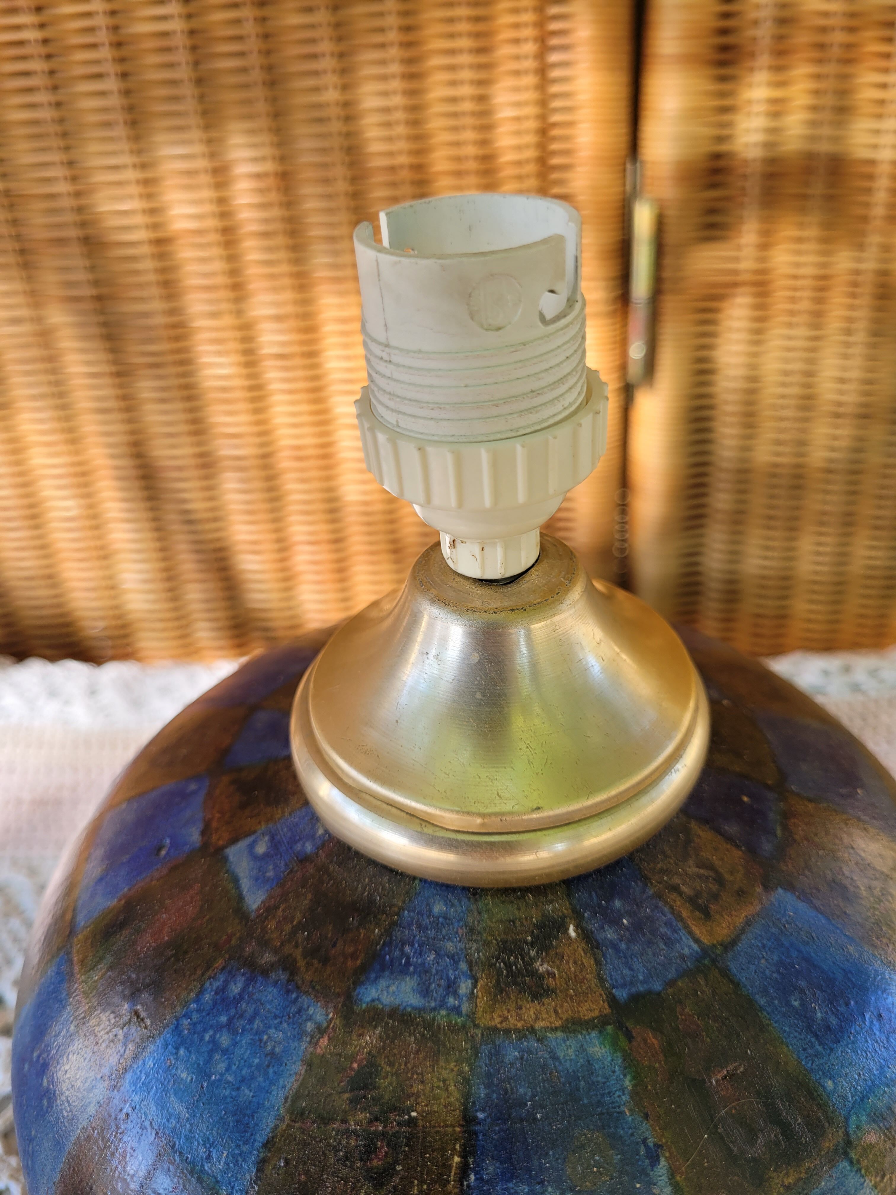 Checked pattern lamp foot