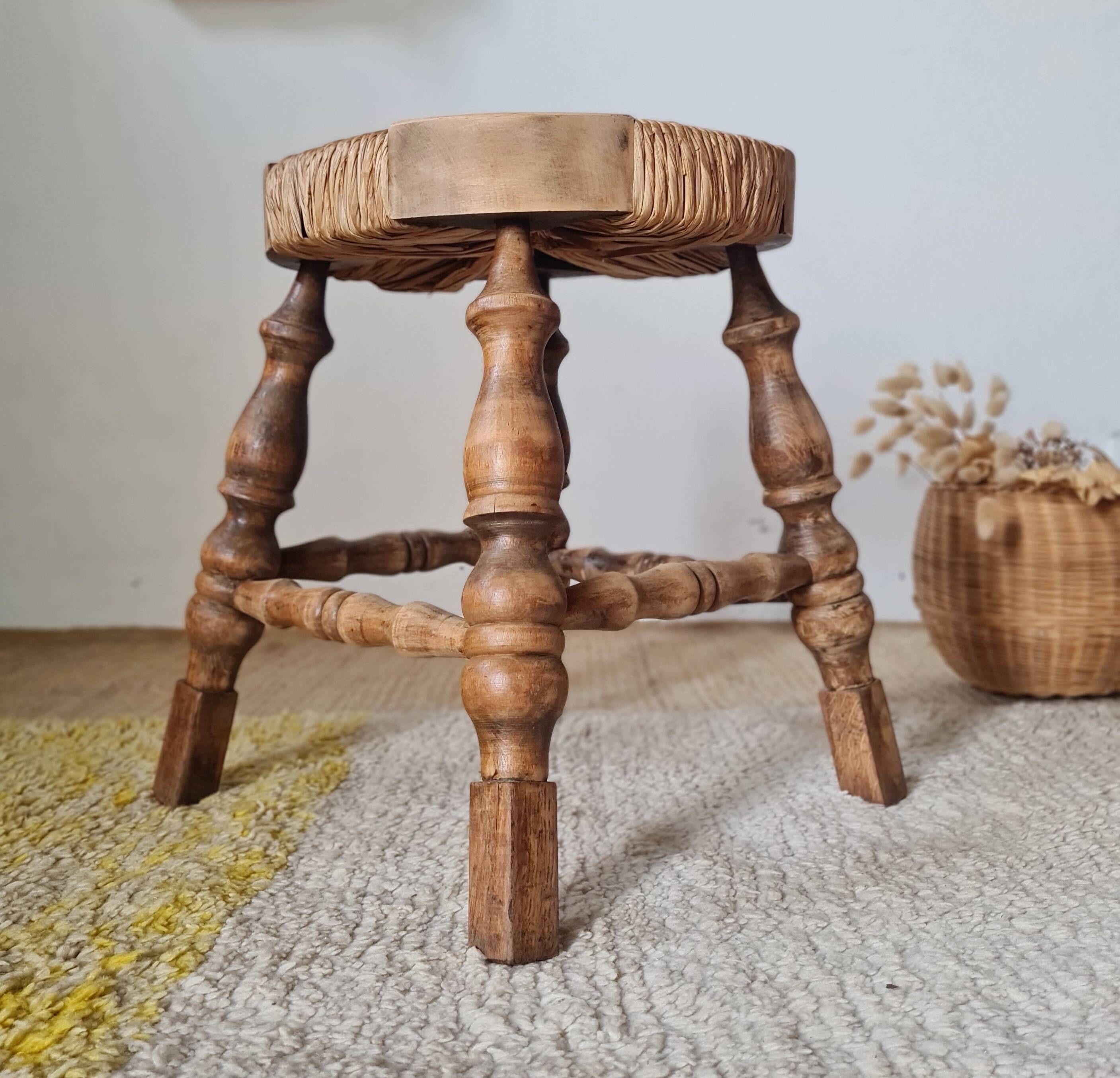 Petit tabouret tripode de style "Bobbin" en bois tourné et paille