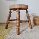Petit tabouret tripode de style "Bobbin" en bois tourné et paille