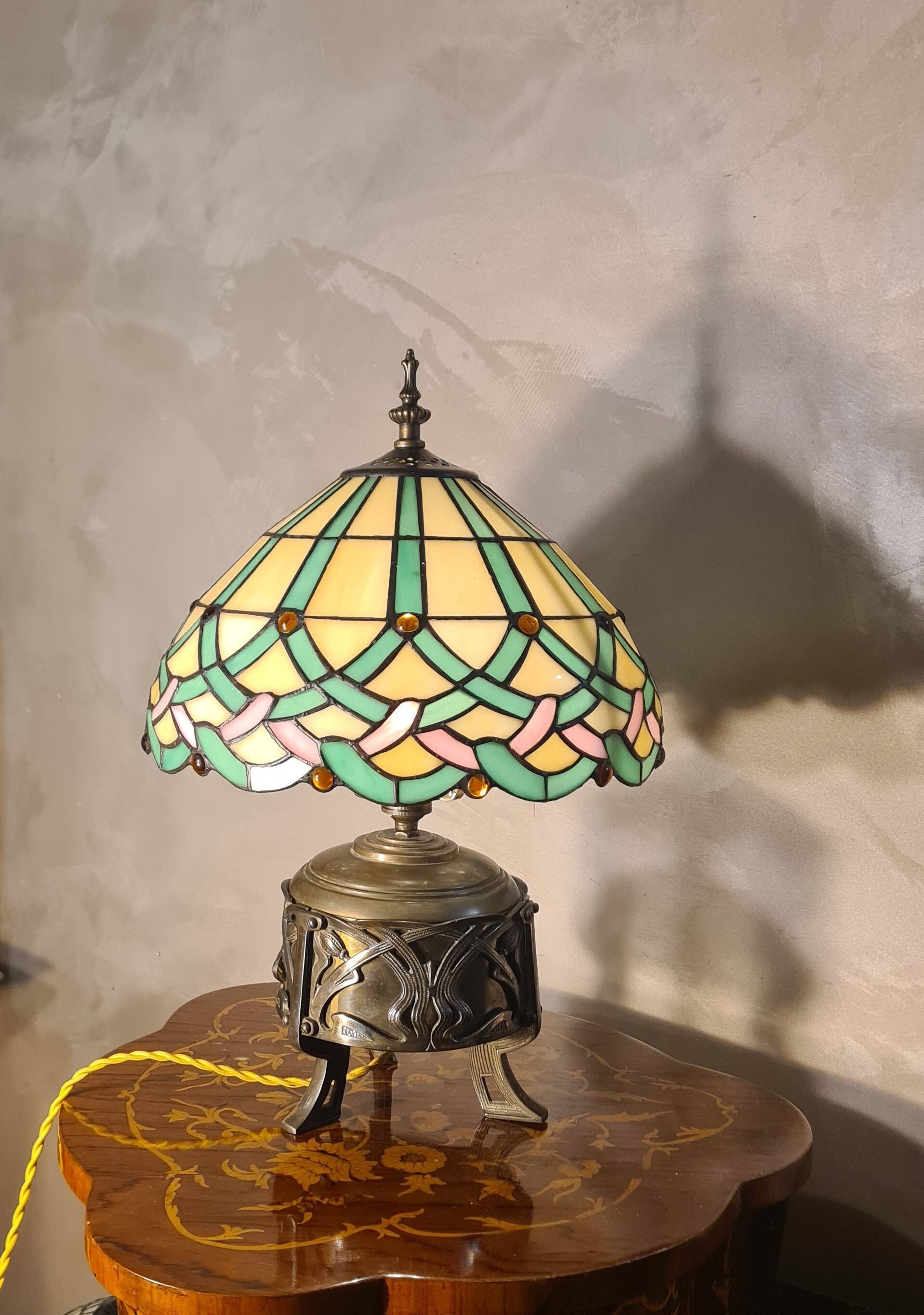 lampe bronze et laiton art nouveau 1900  et un abat jour en pate de verre e