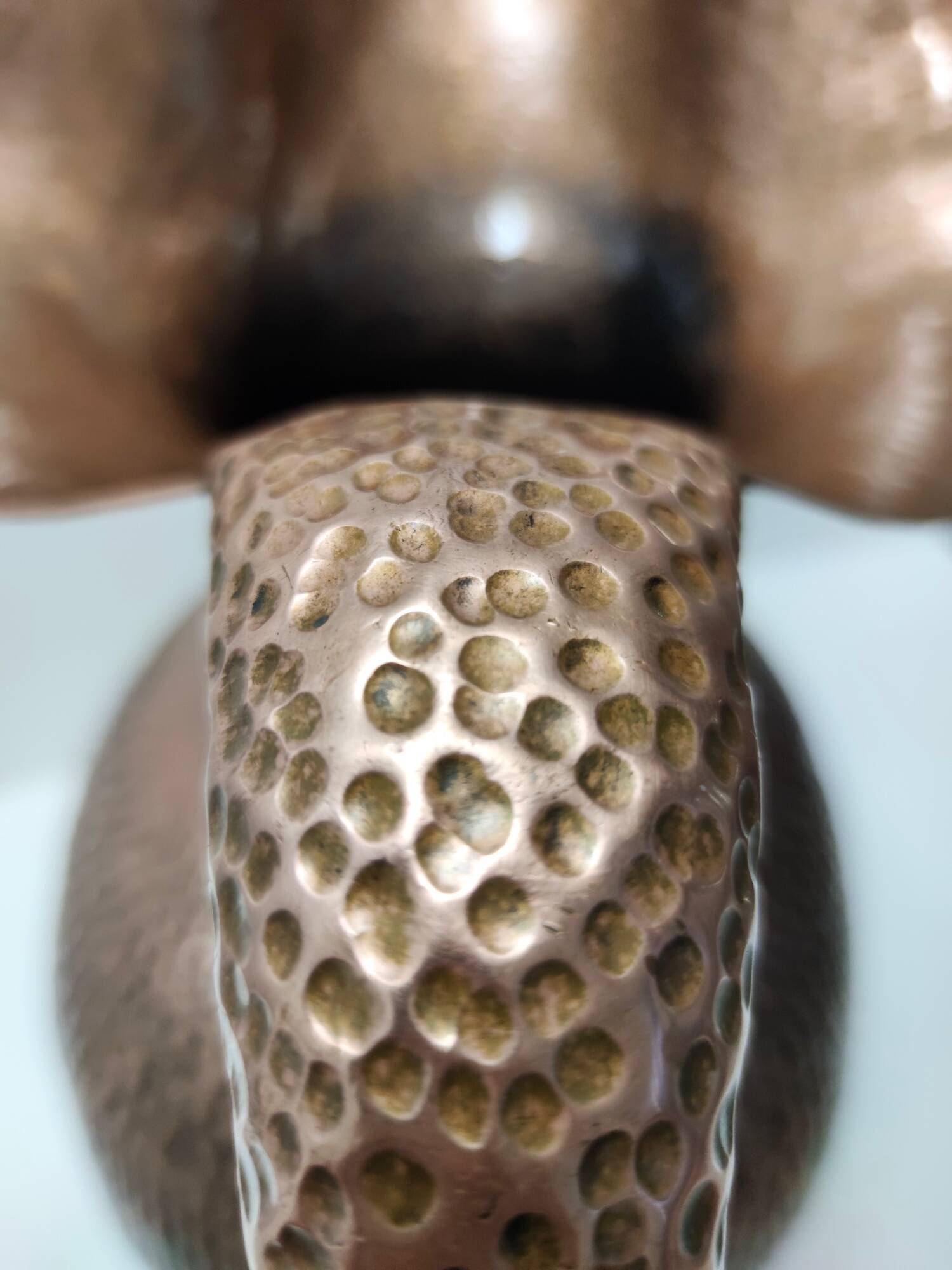 Grand vase pichet en cuivre gaufré par Egidio Casagrande, Italie