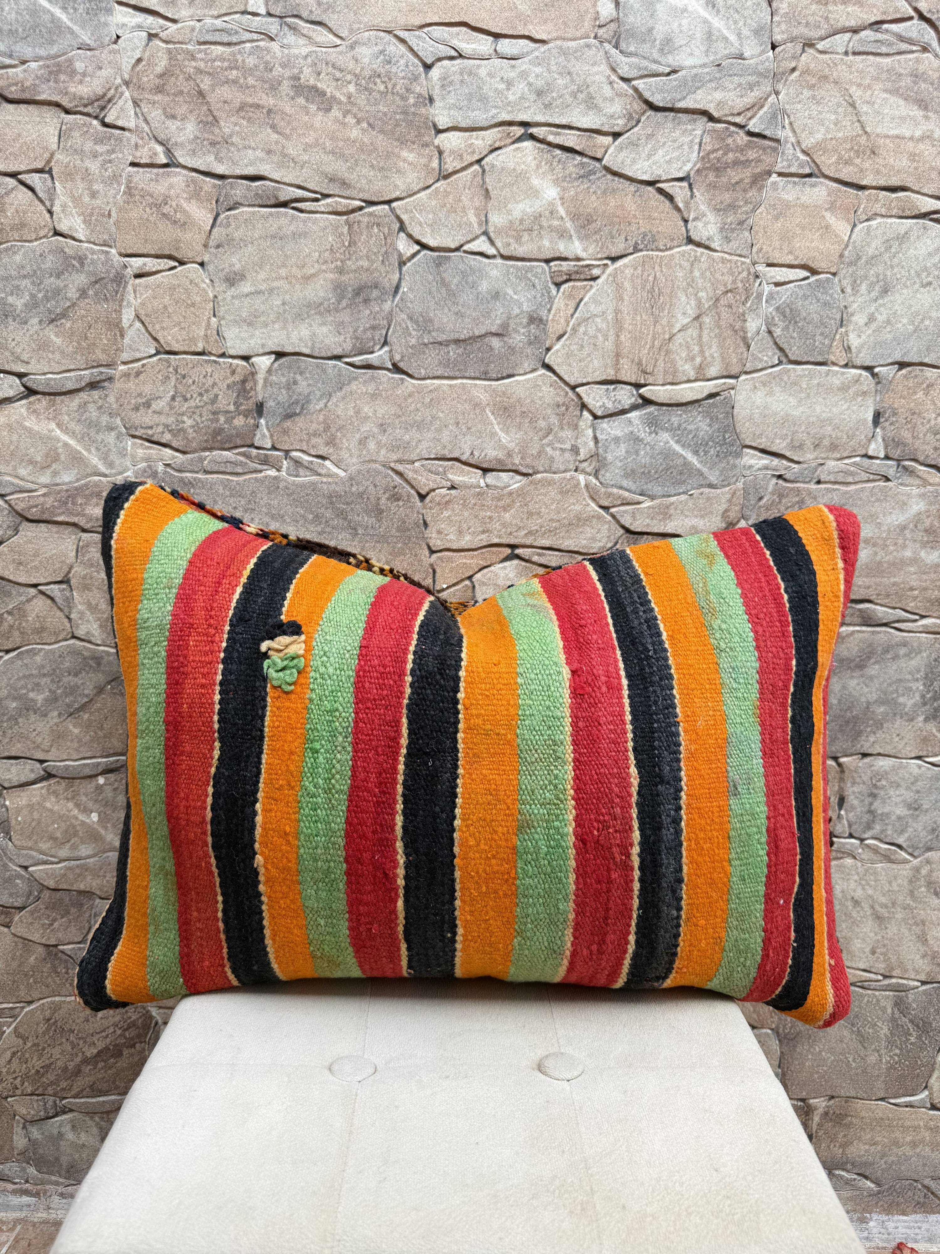 Housse de coussin vintage kilim berbère:Coussin en laine marocaine 60x40cm