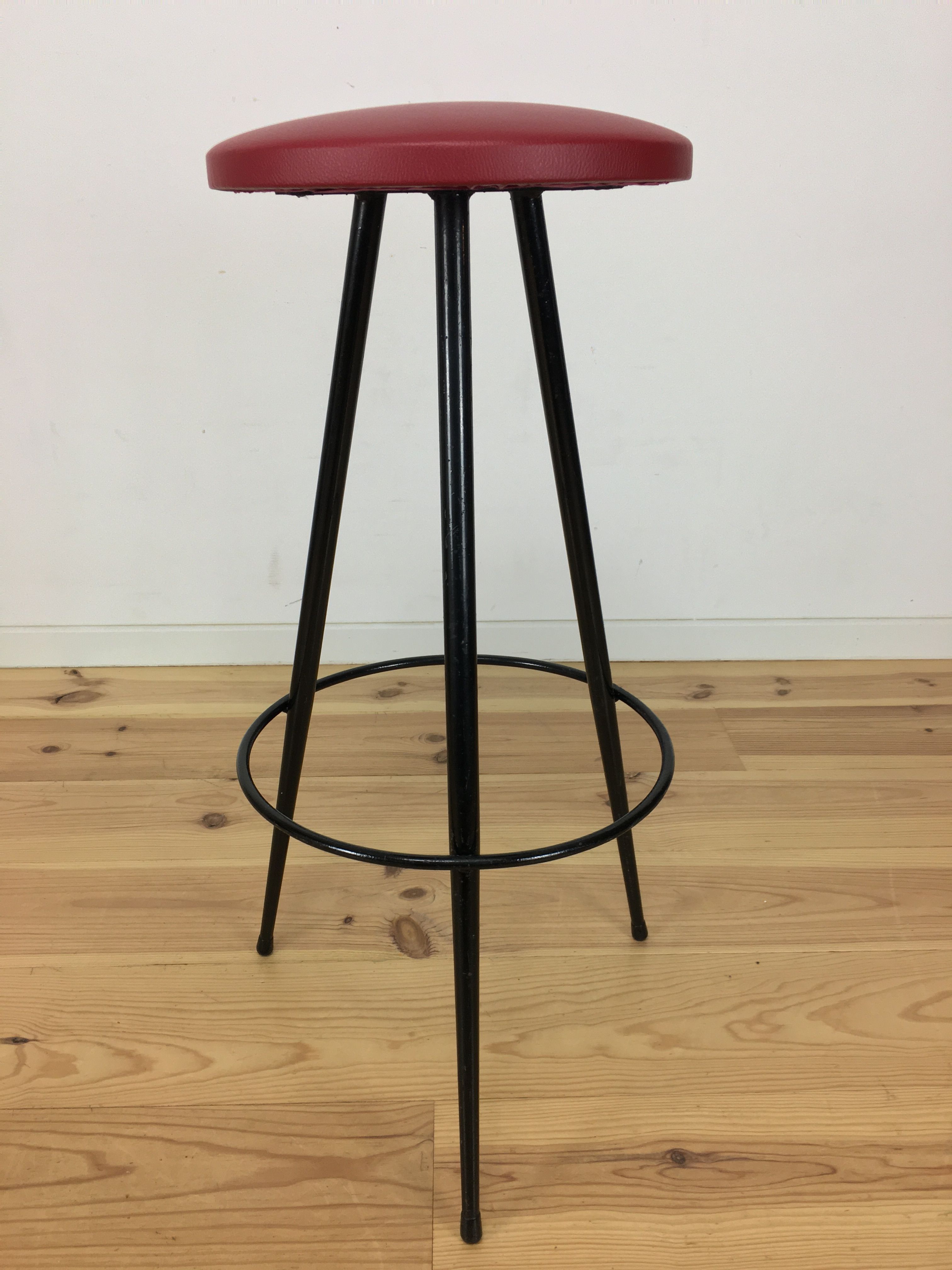 Paire de tabourets de bar tripode 1950, métal et simili cuir rouge