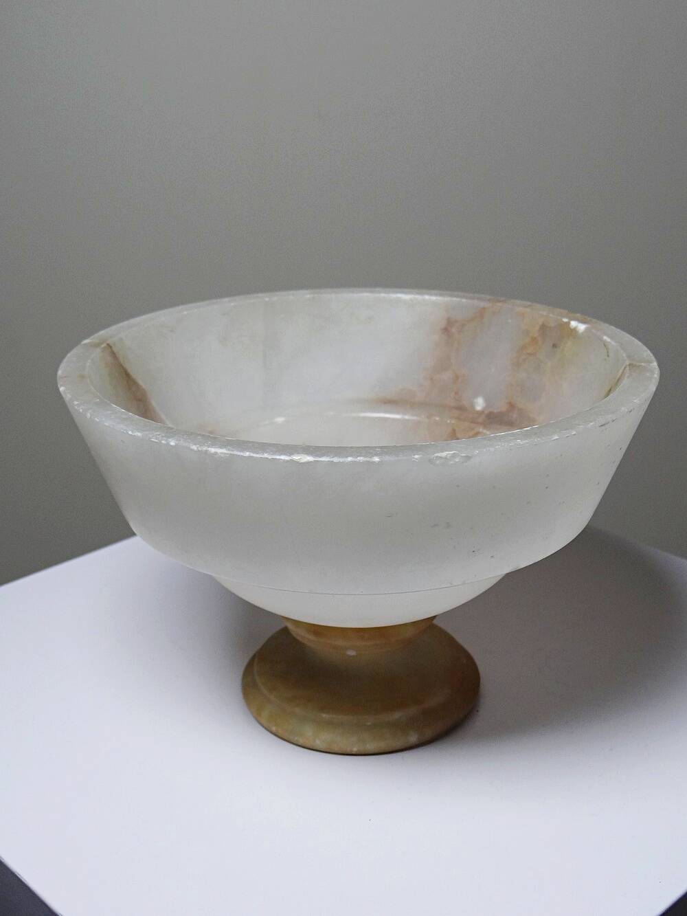 Vintage Italian alabaster footed bowl in white and beige, 1960s.