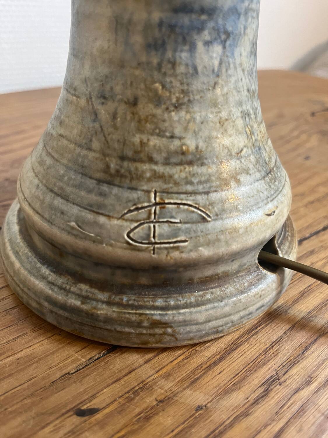 Ceramic lamp with opaline globe