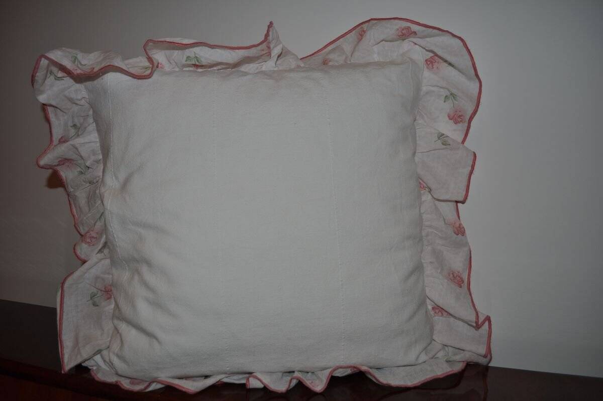 Coussin vintage blanc en lin à volant motif roses, charme romantique 50x50 cm