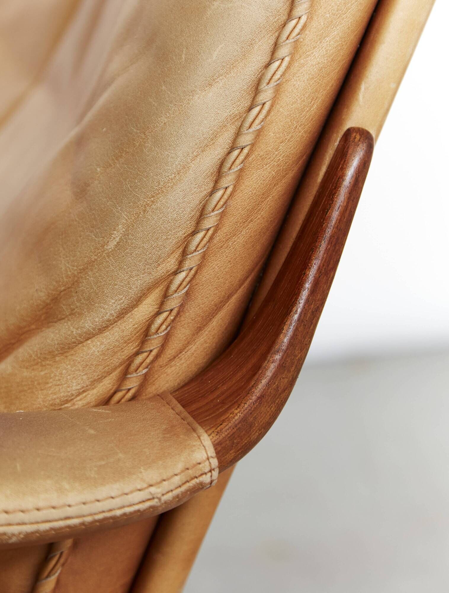 Fauteuil pivotant à dossier haut en teck et cuir Berg Furniture