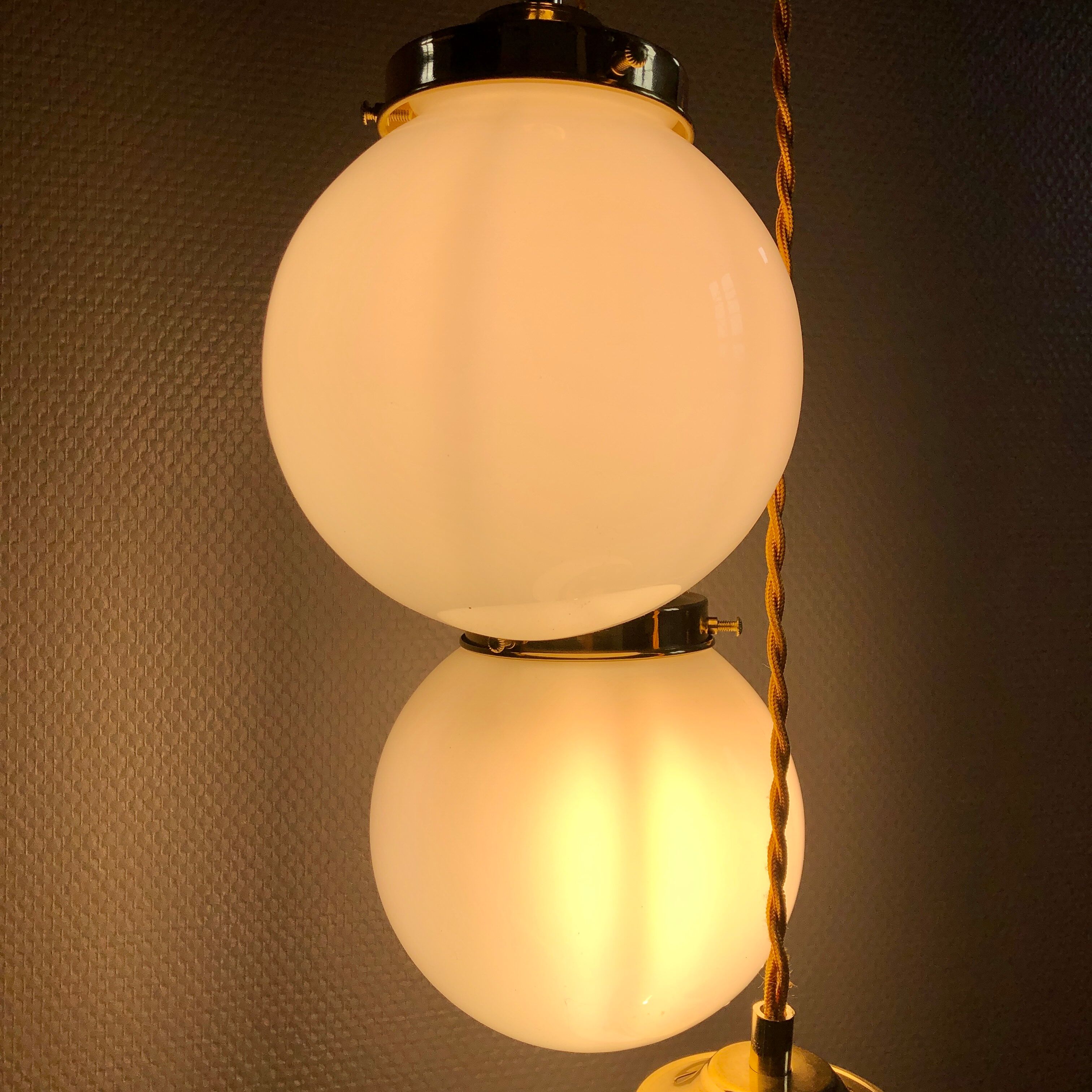 Three-light cascade suspension, vintage globes in white opaline