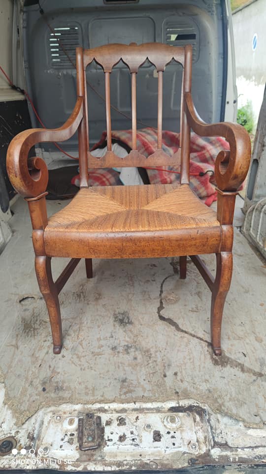Armchair with gilded rye straw seat in solid walnut, Restoration period, circa 1820