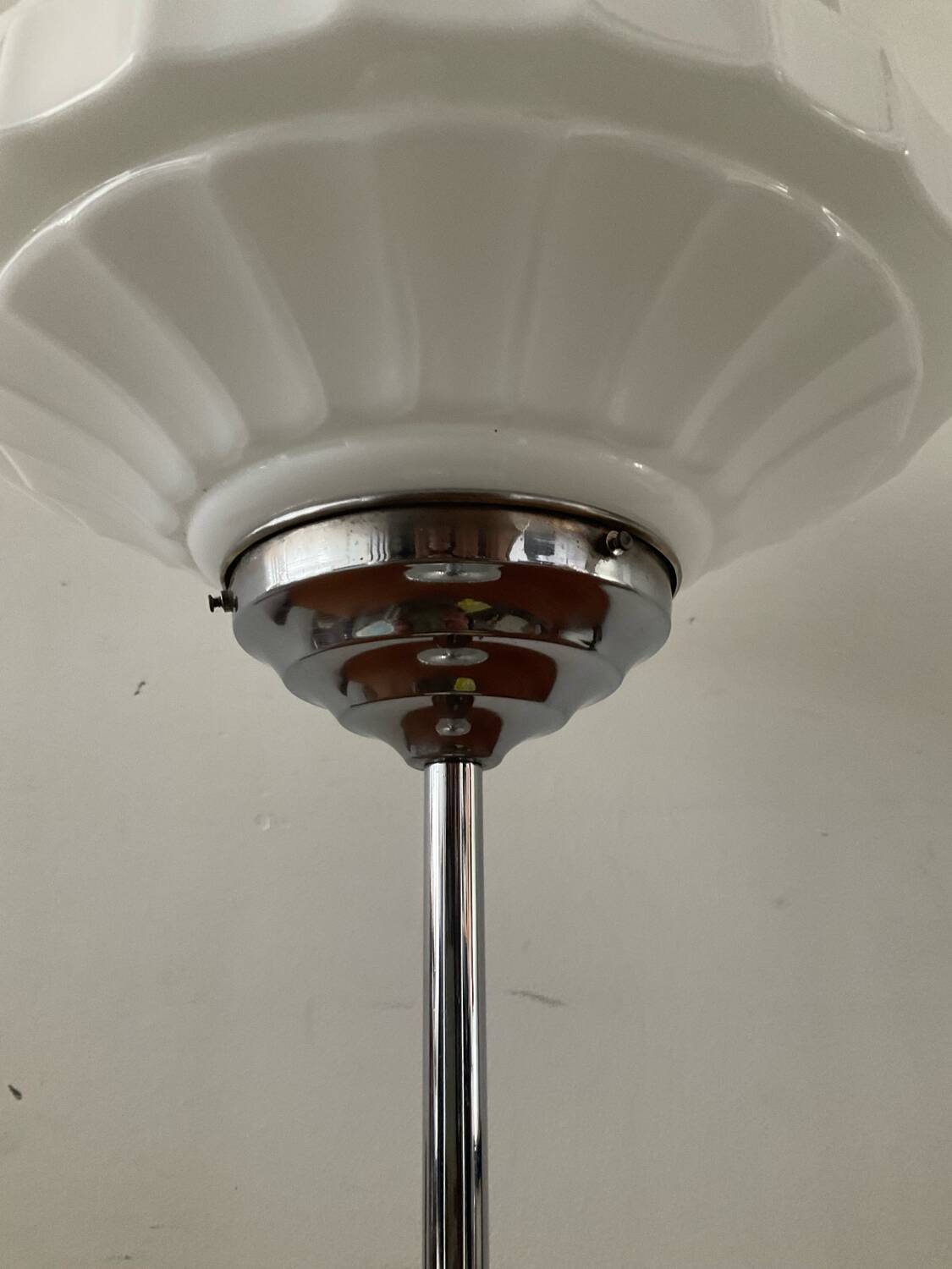 Art Deco lamp in chromed metal and opaline