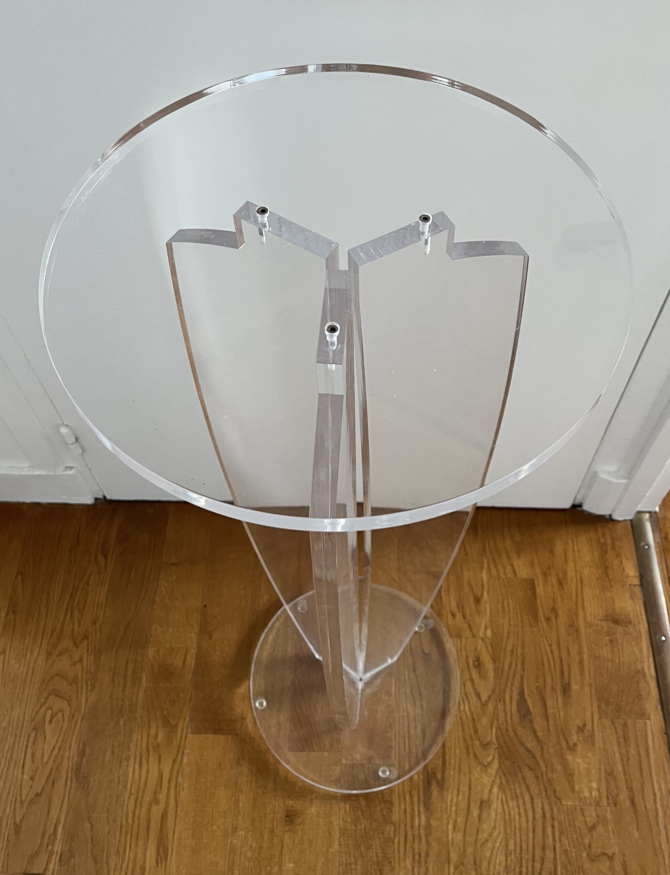 Sellette - Guéridon en plexiglas