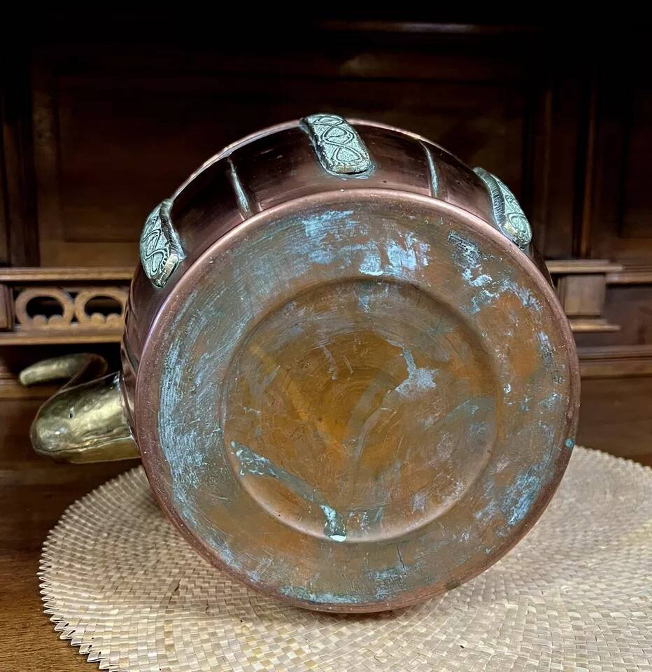 Orientalist kettle in hammered copper, 19th century, pretty shape with chiseled decorations