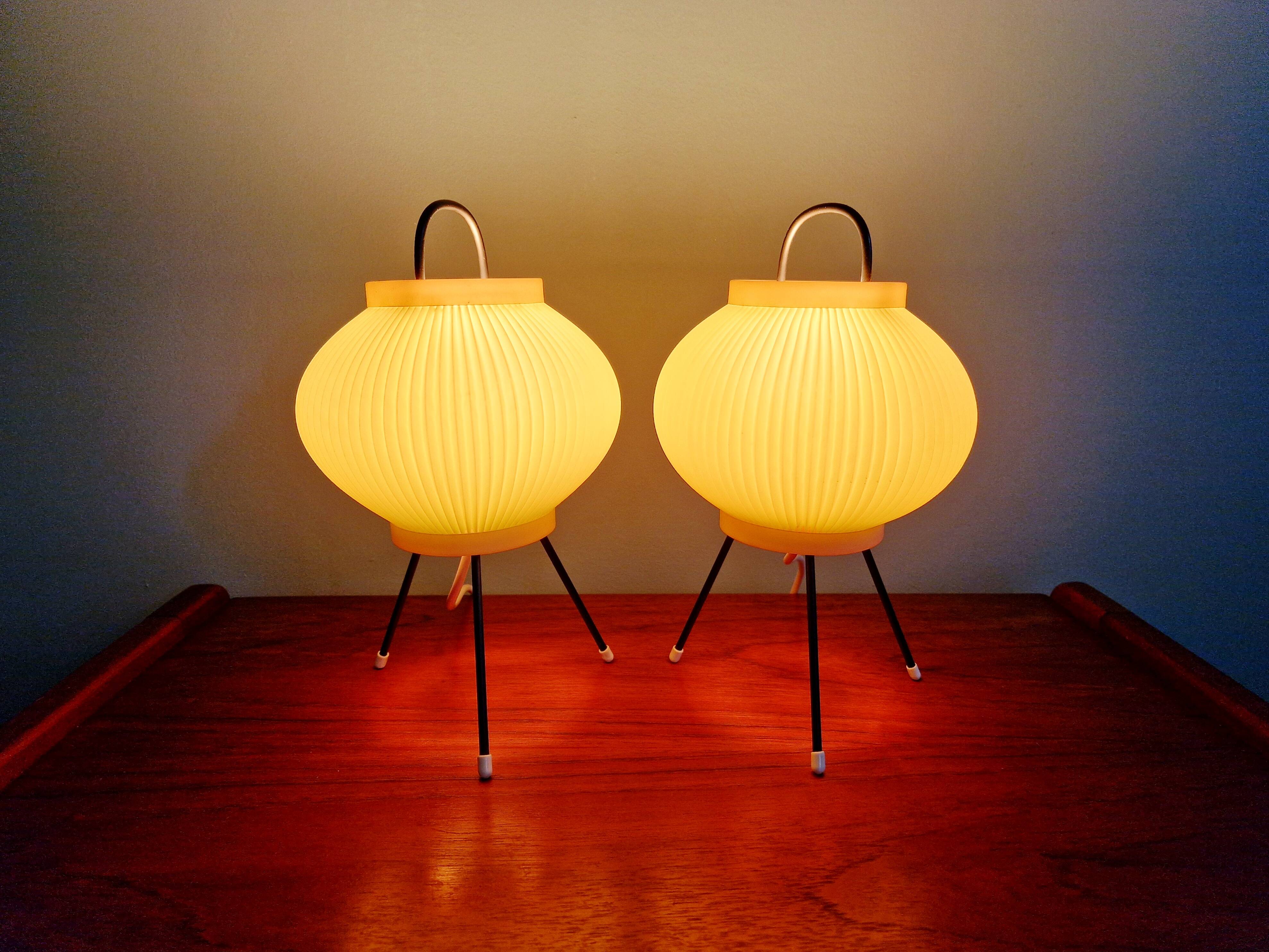 Paire de lampes tripode en celluloïd plissé vert pâle, 1960