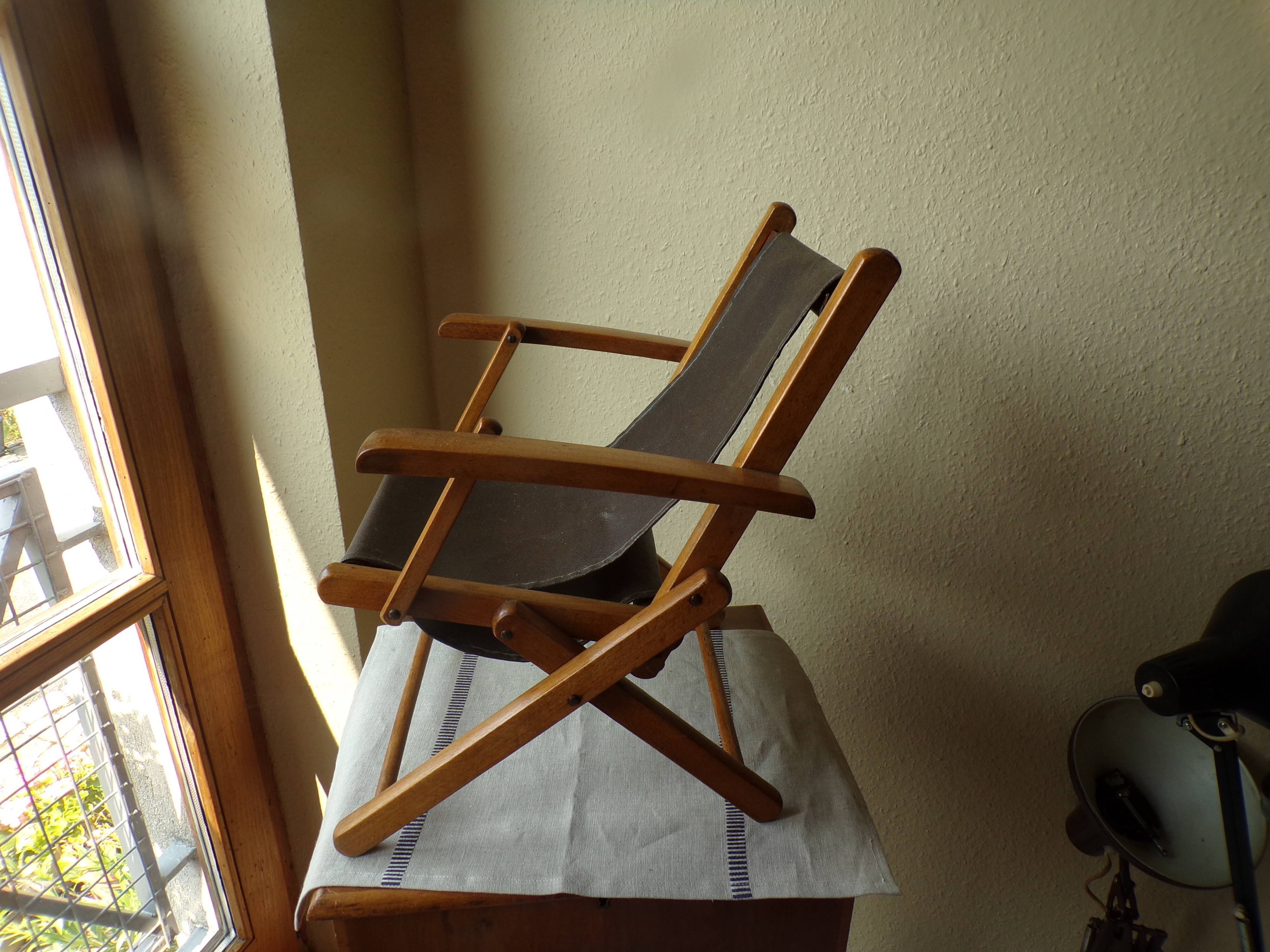 Folding wooden toddler armchair