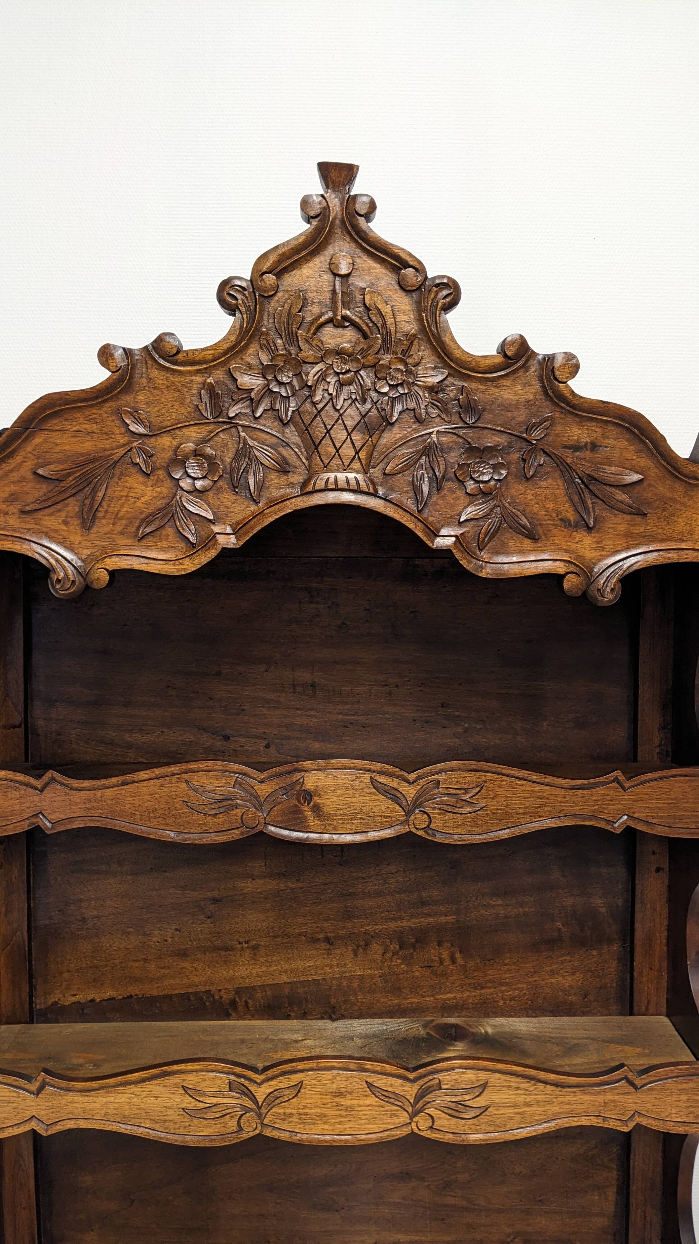 Etagère dite "Estagnier" de style Louis XV en noyer, France fin XIXème