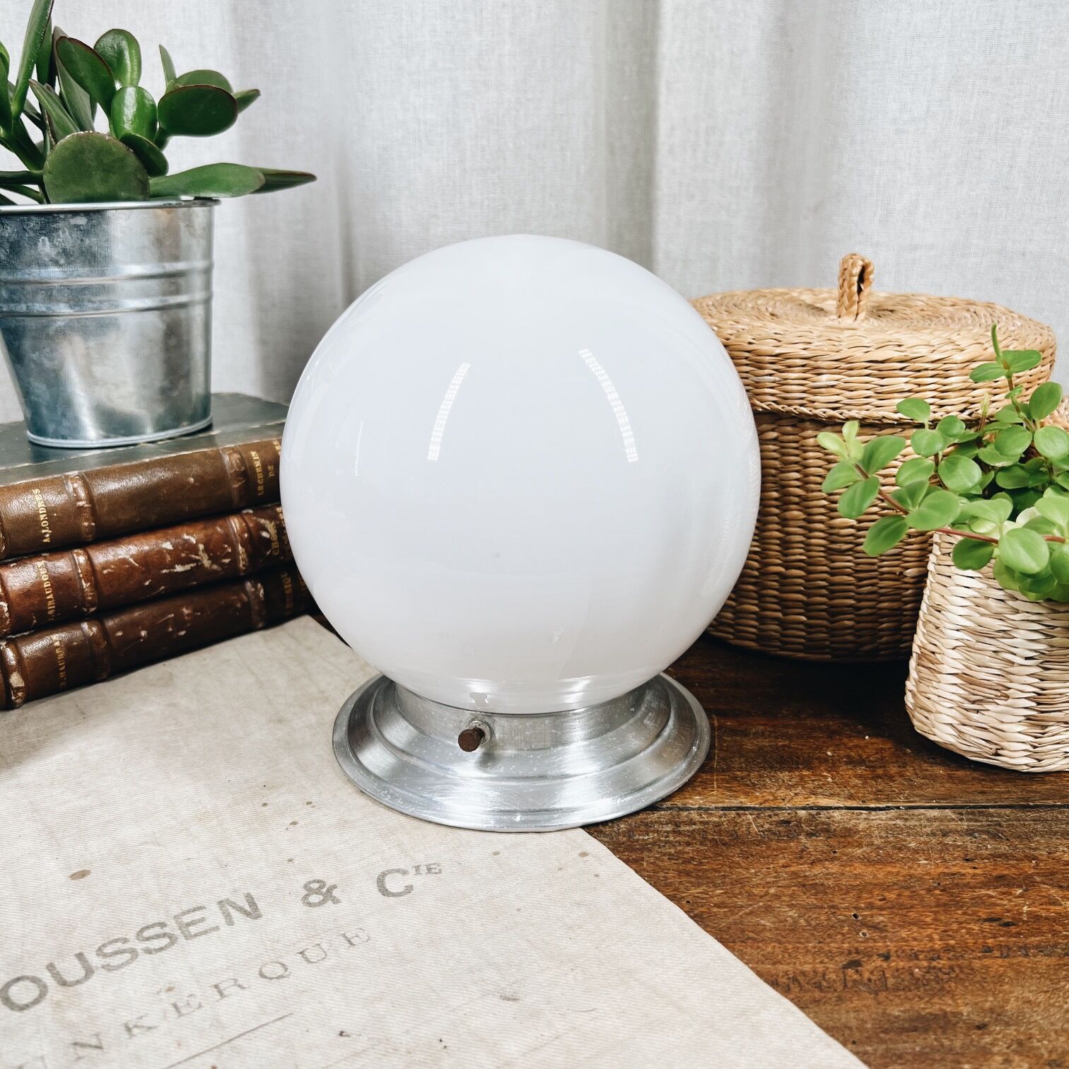 Applique en opaline et aluminium