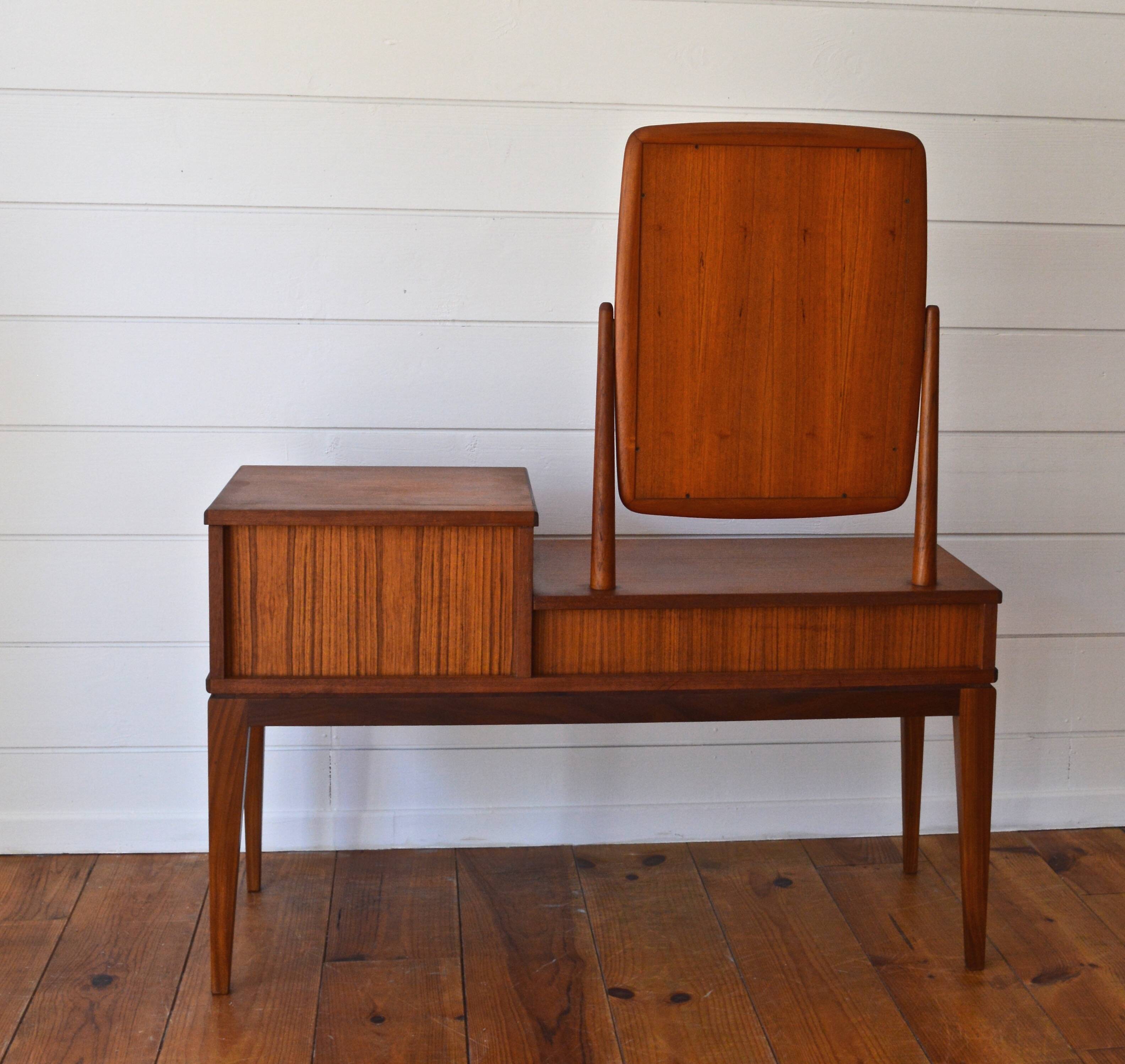 Scandinavian dressing table