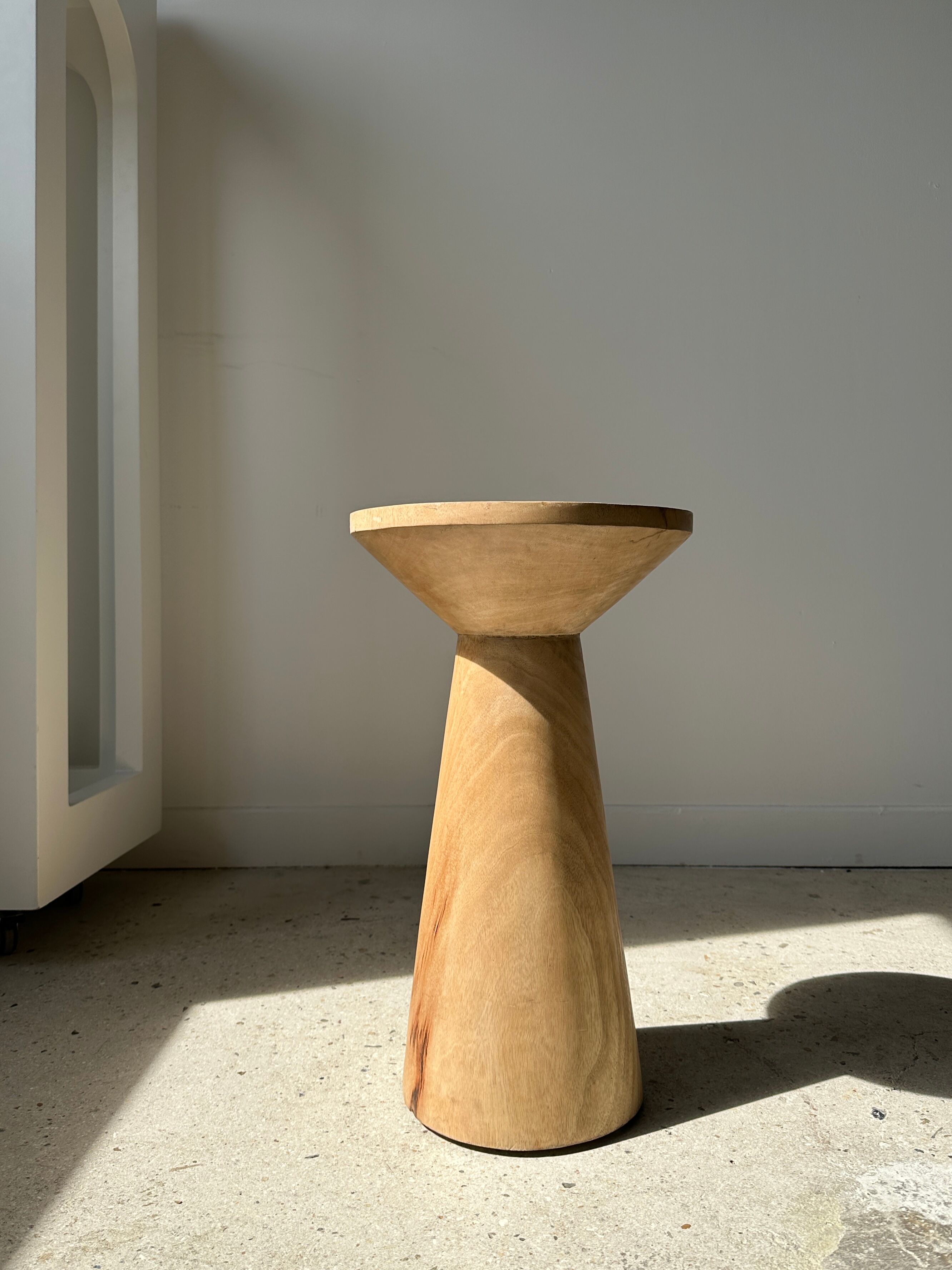 Side table, end of sofa in natural mango monoxyl conical tray H:50cm