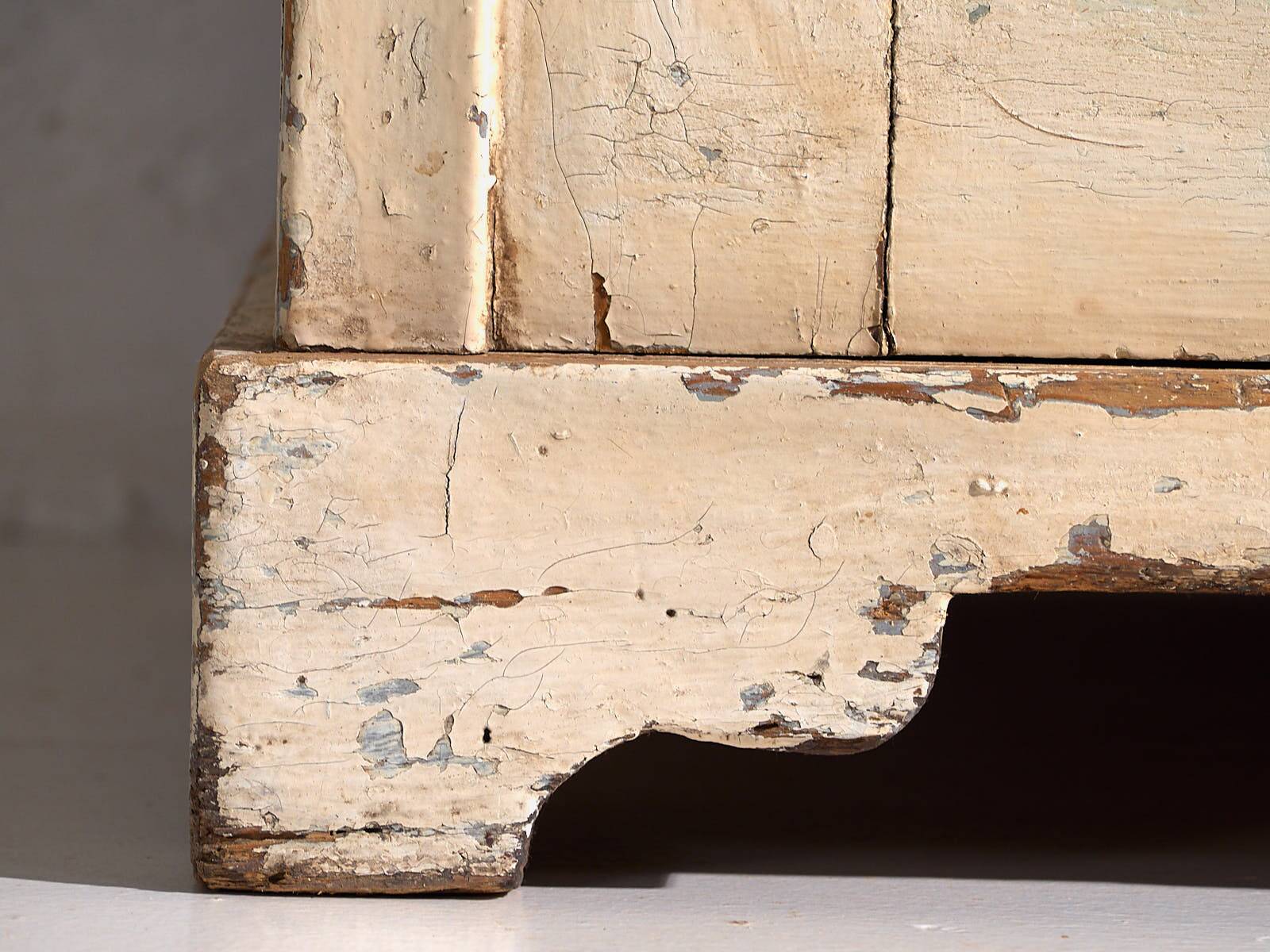 Ancienne commode blanche à deux portes (vers 1920)