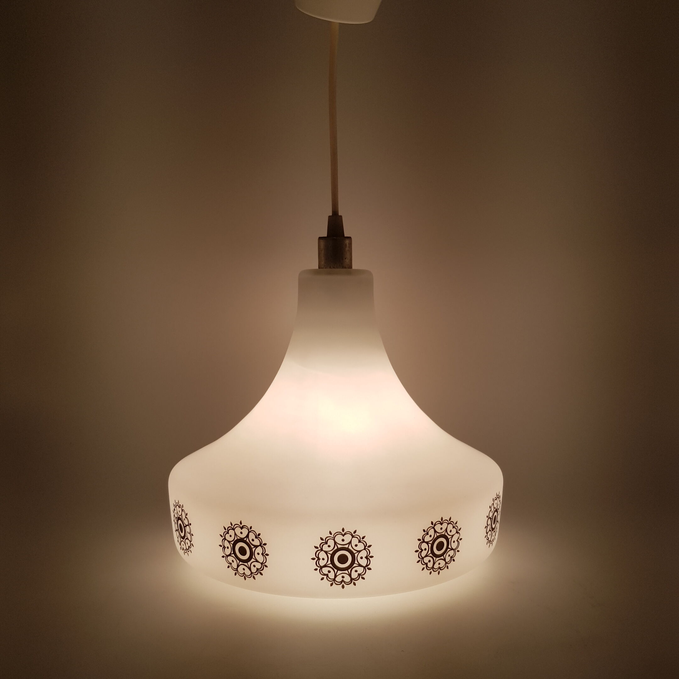 Hanging in Scandinavian opaline golden motifs