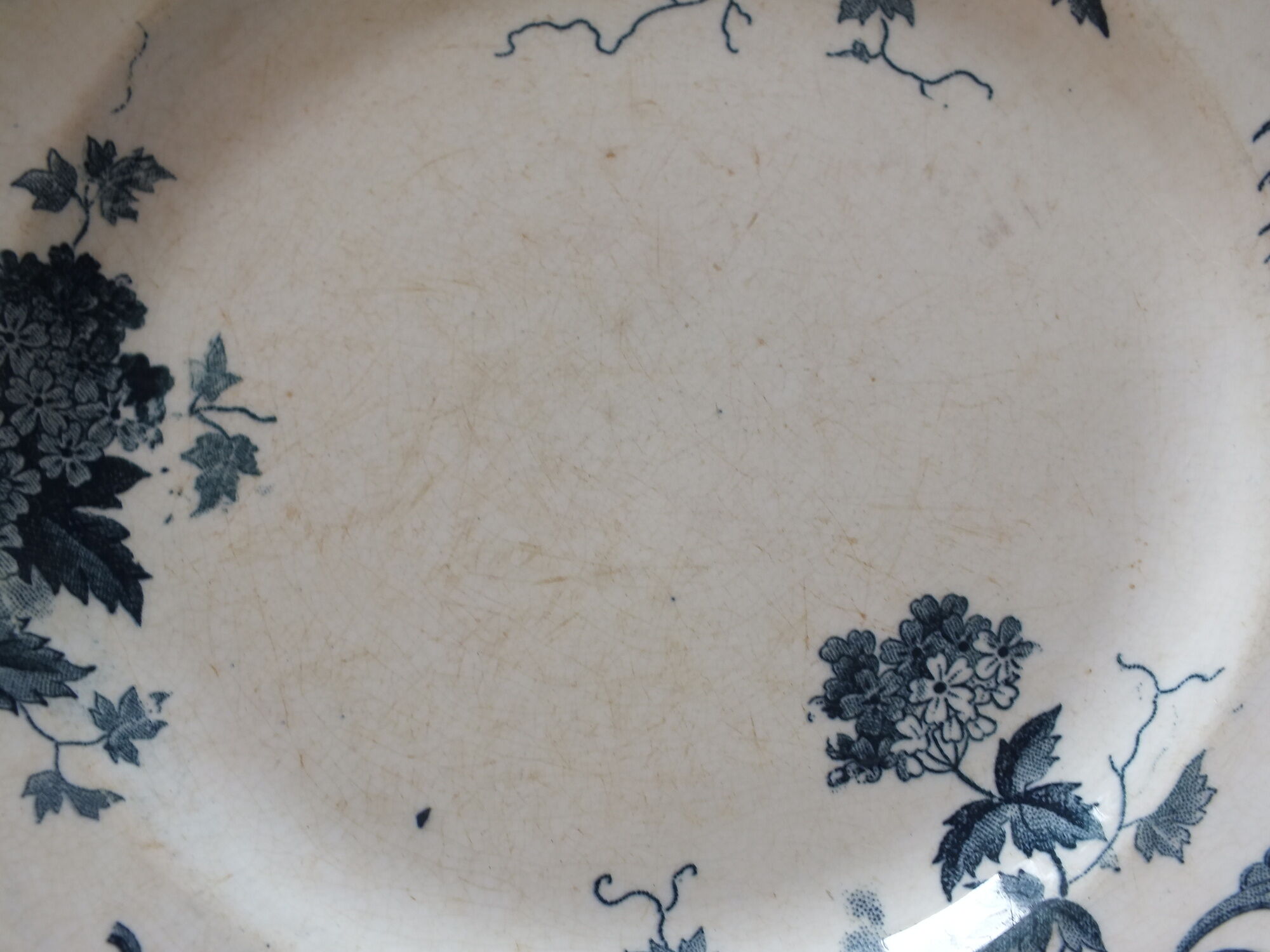 7 flat plates in Terre de Fer St Amand model Boule de Neige