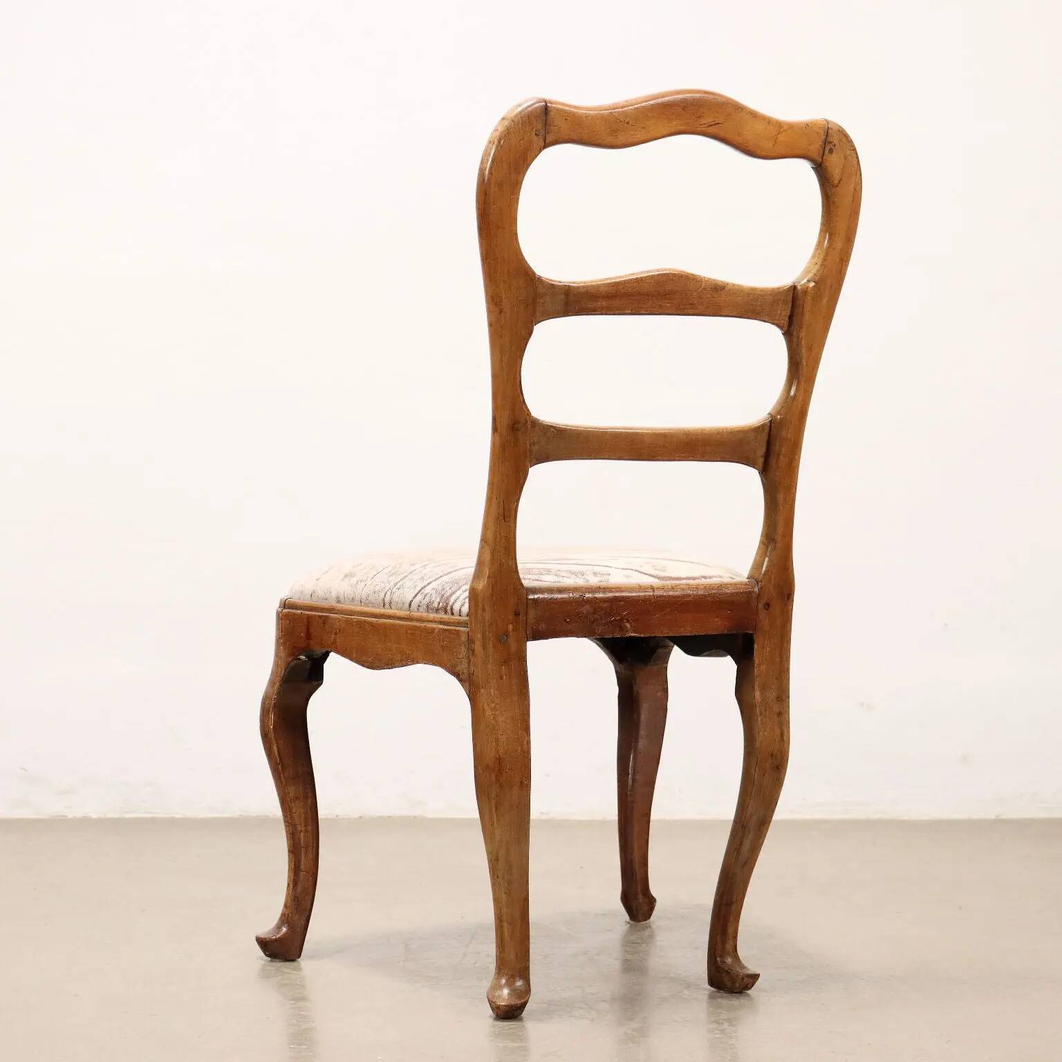 Group of 4 antique Baroque chairs in walnut, Italy, 18th century.