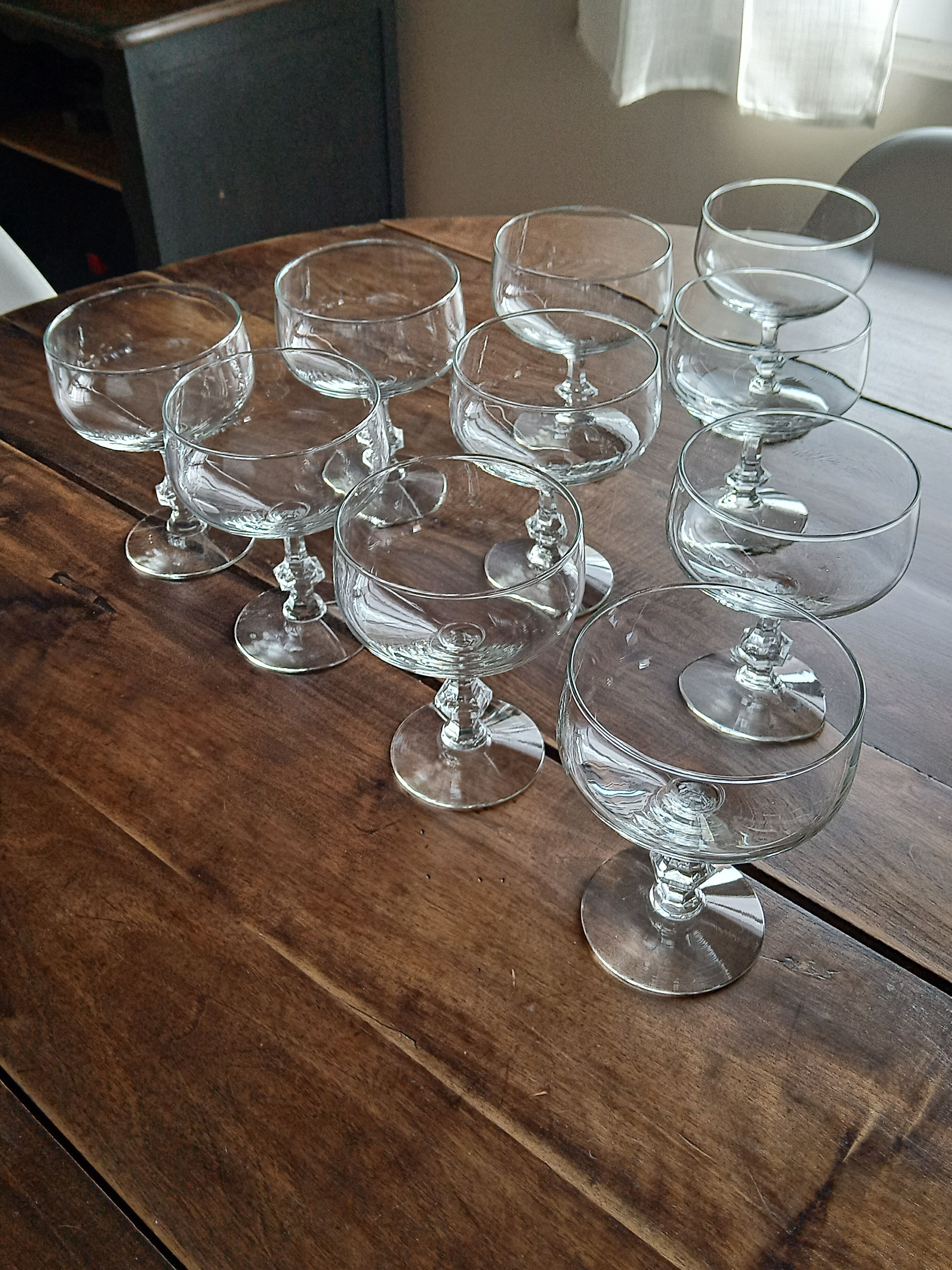 Lot de 10 coupes à champagne vintage en verre pied ciselé