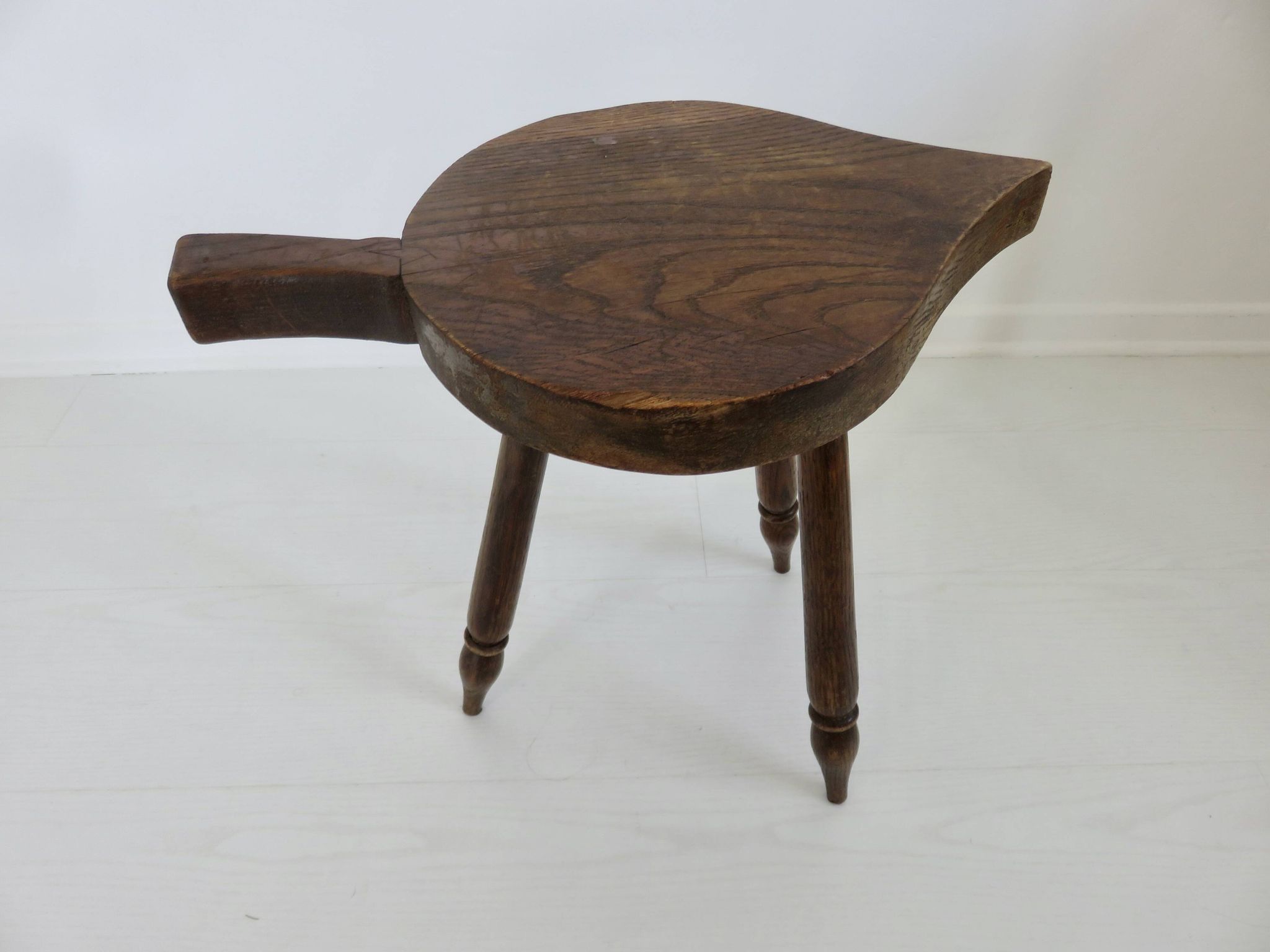 Tabouret brutaliste en bois massif