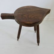 Tabouret brutaliste en bois massif