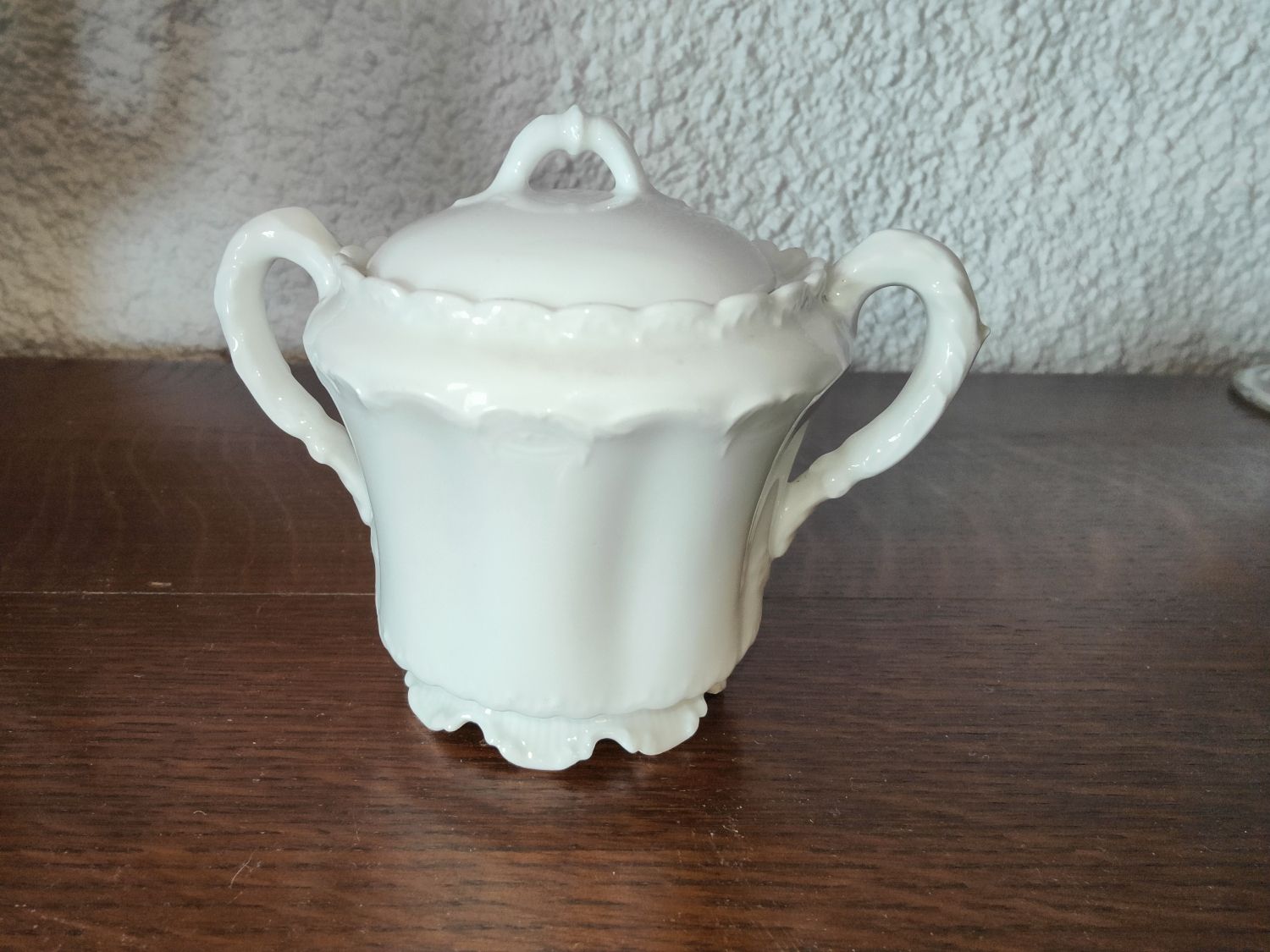 Limoges porcelain coffee maker in Haviland, white milk pot and sugar bowl decorated with leaves