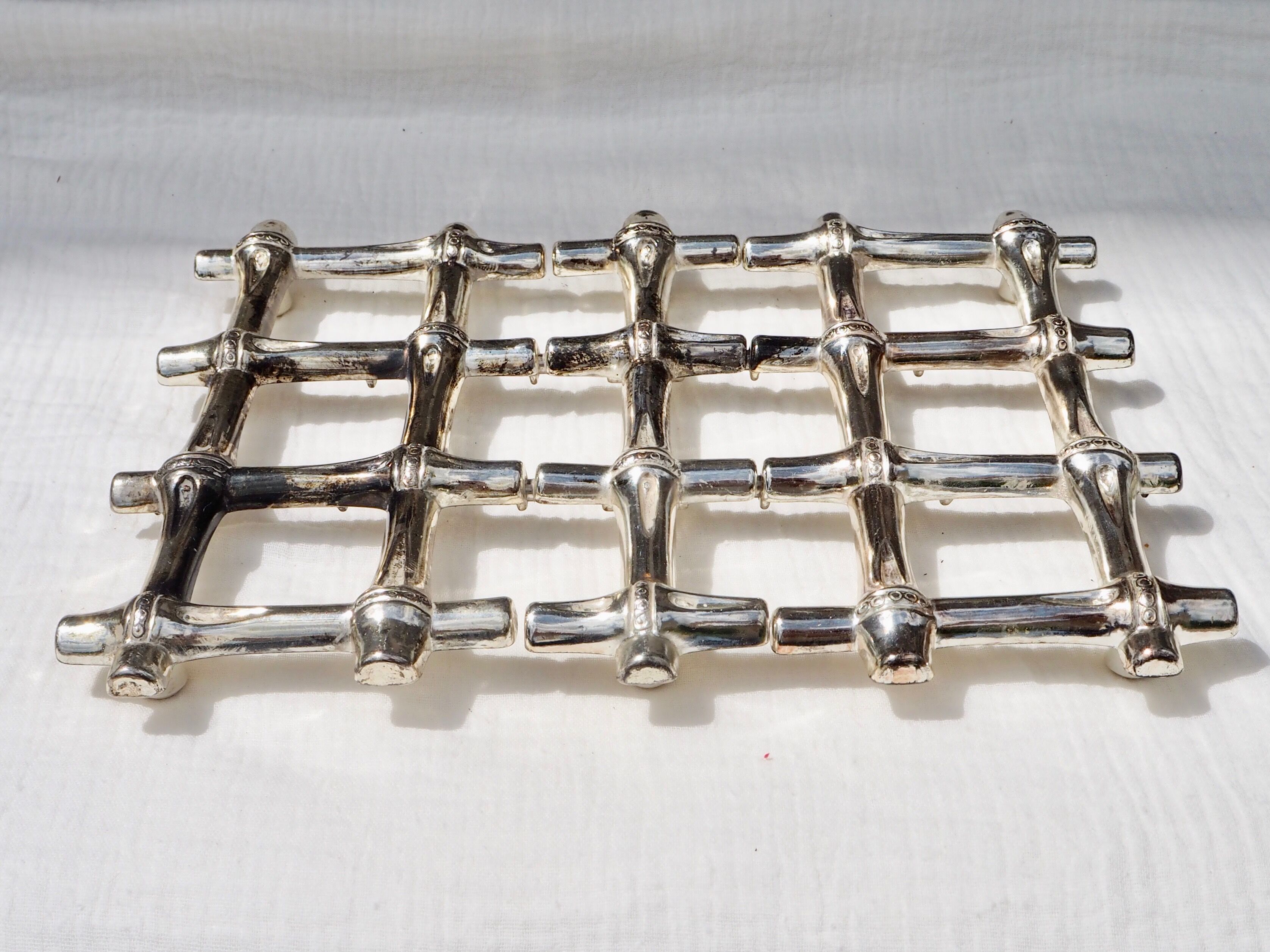 Bamboo-style silver underside