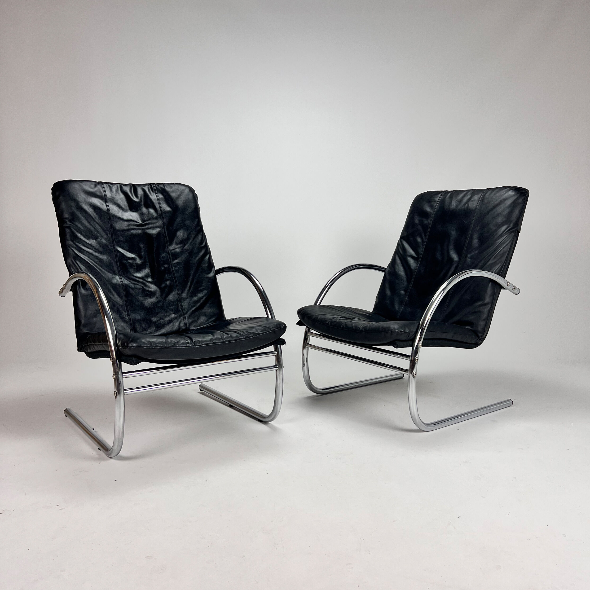 Set of 2 postmodern leather lounge chairs, 1980s