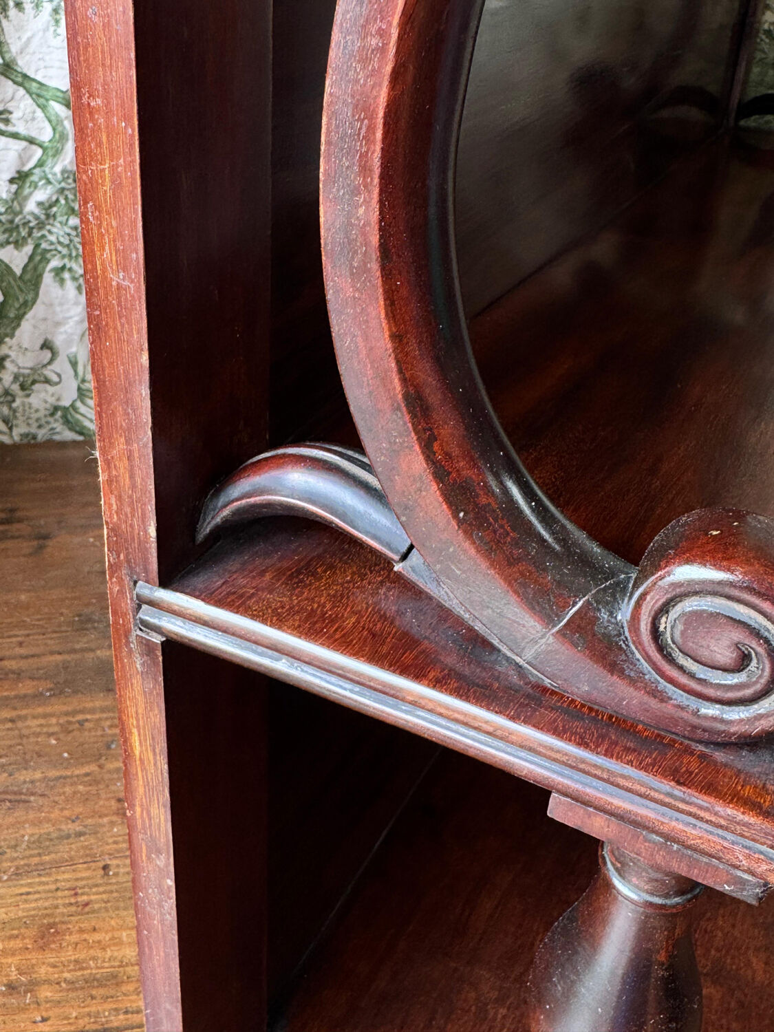 Elegant Victorian mahogany wall shelf. Late 19th century.