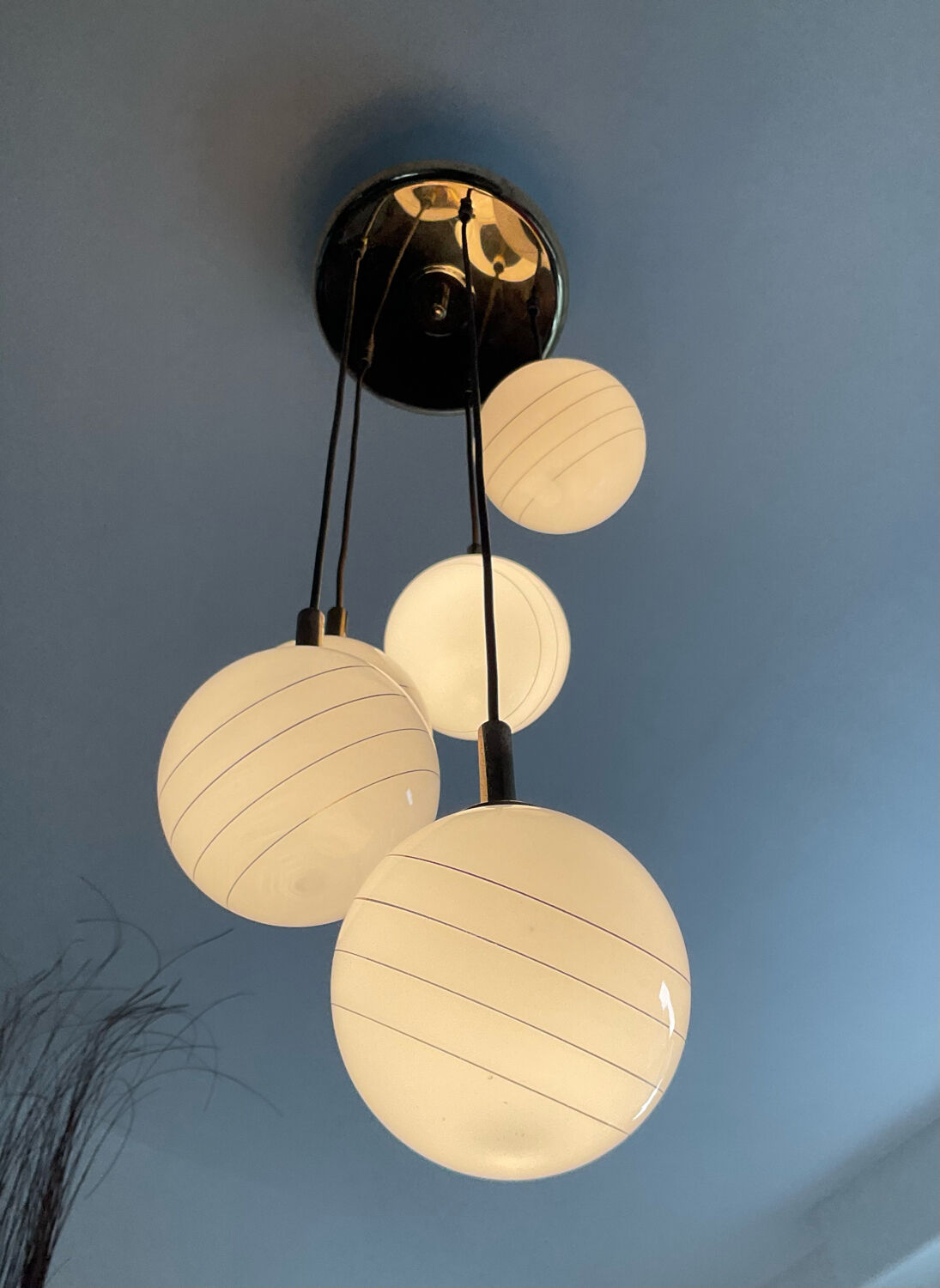 Lustre cascade de globes opaline des années 70