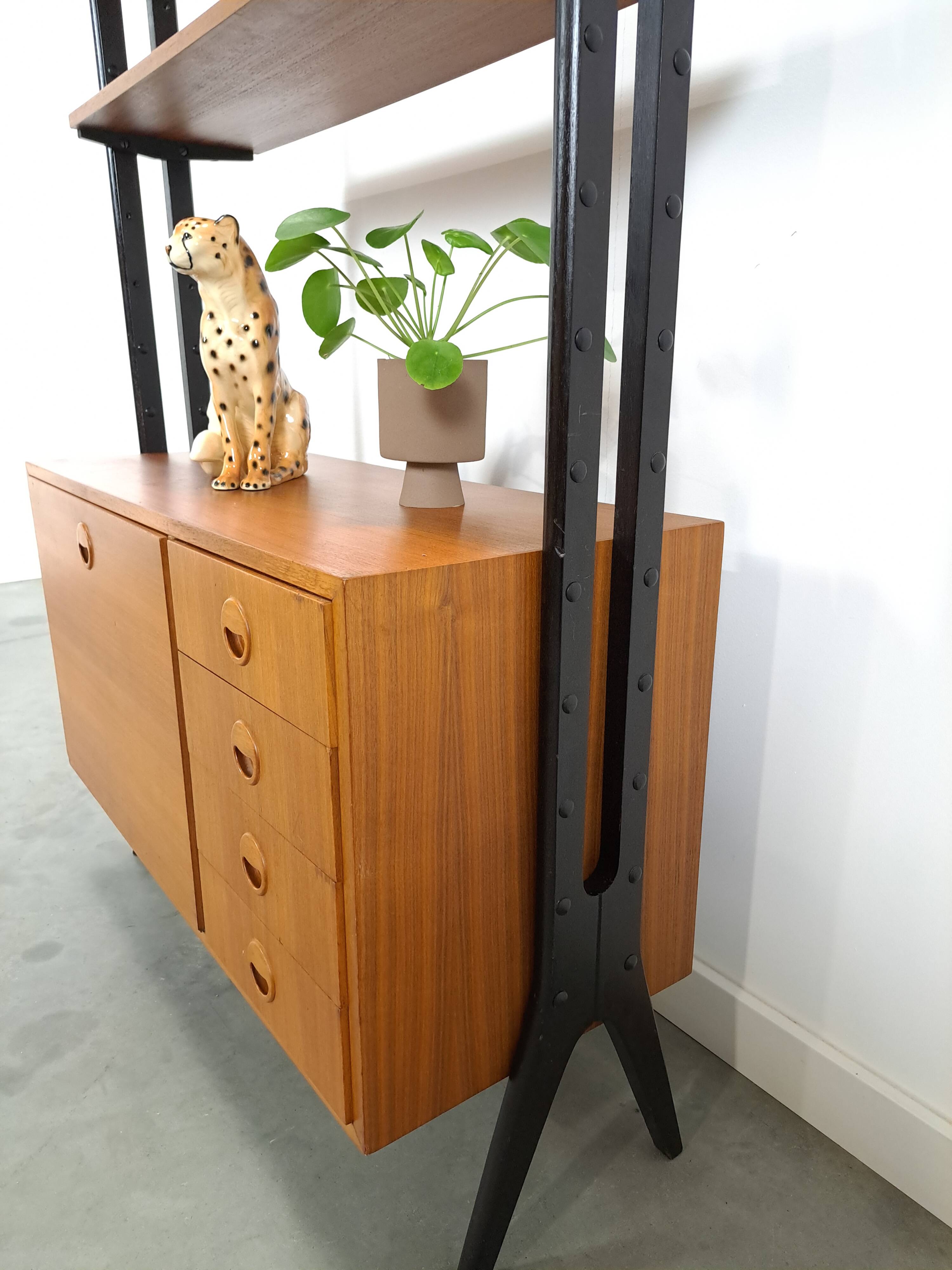 Armoire design en teck Musterring avec pieds noirs