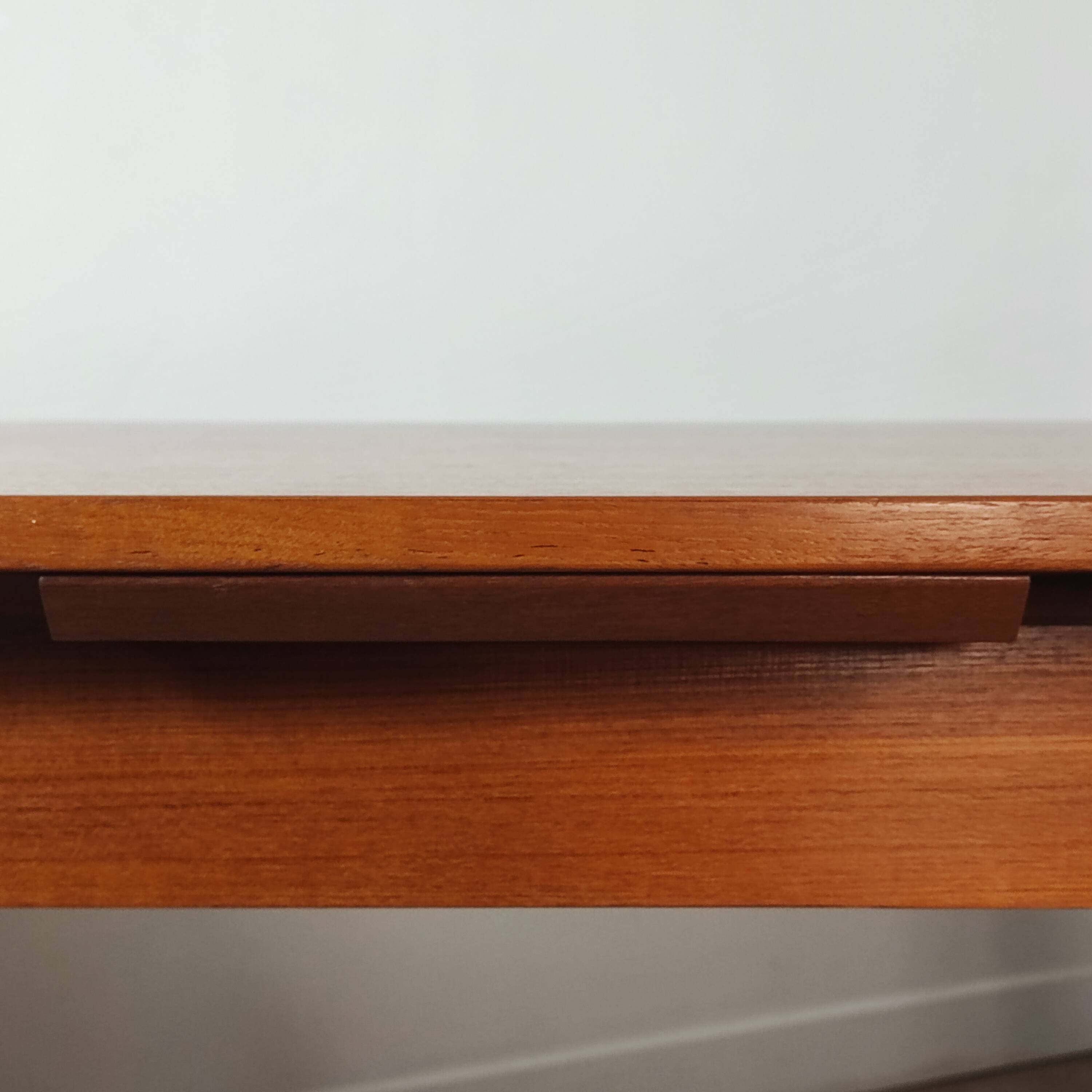 Scandinavian 60' extending table