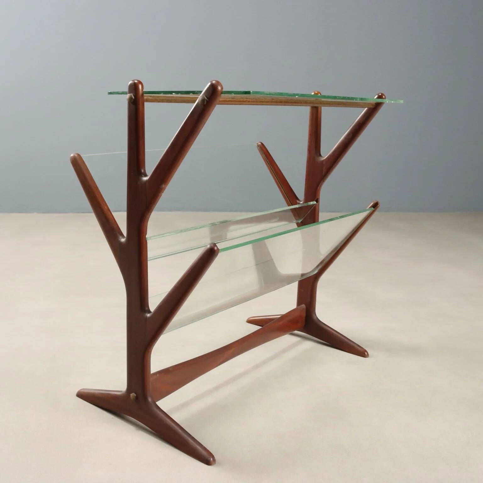 Vintage magazine rack in beech, glass and brass, Italian design from the 1950s.