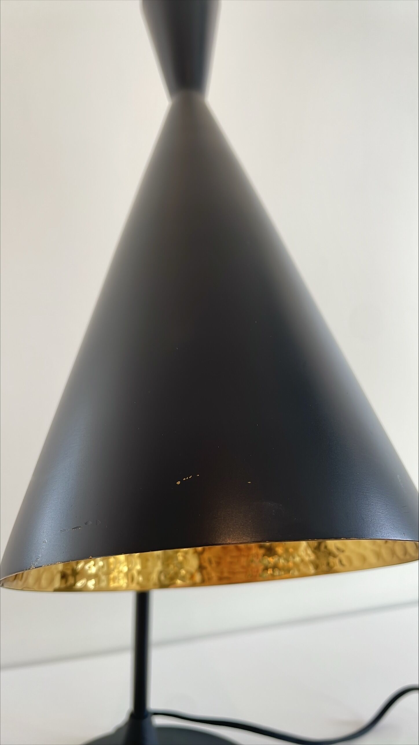 Lampe de table Tom Dixon modèle "Beat Table Light" en métal noir et laiton