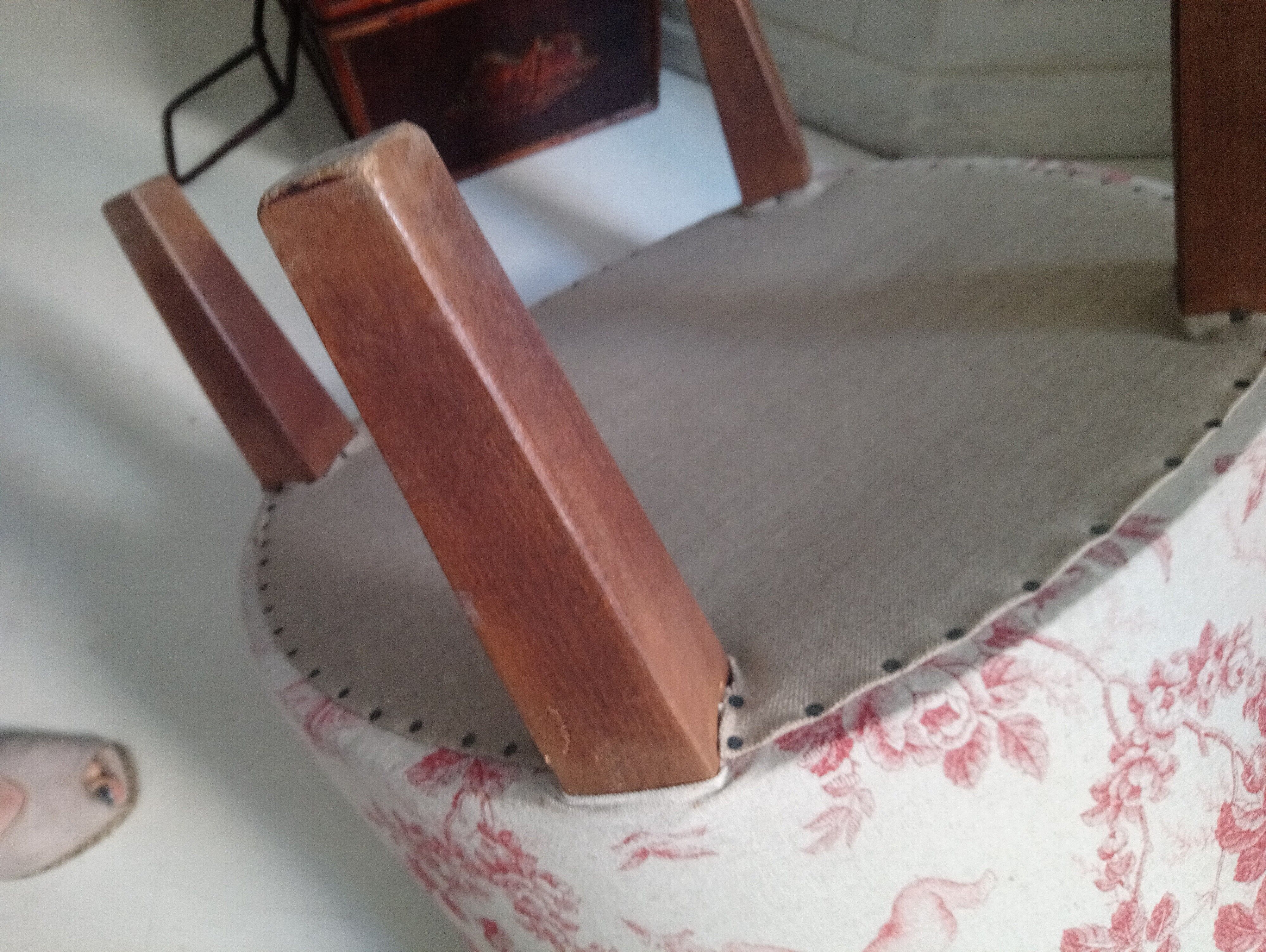 Pair of chairs toads