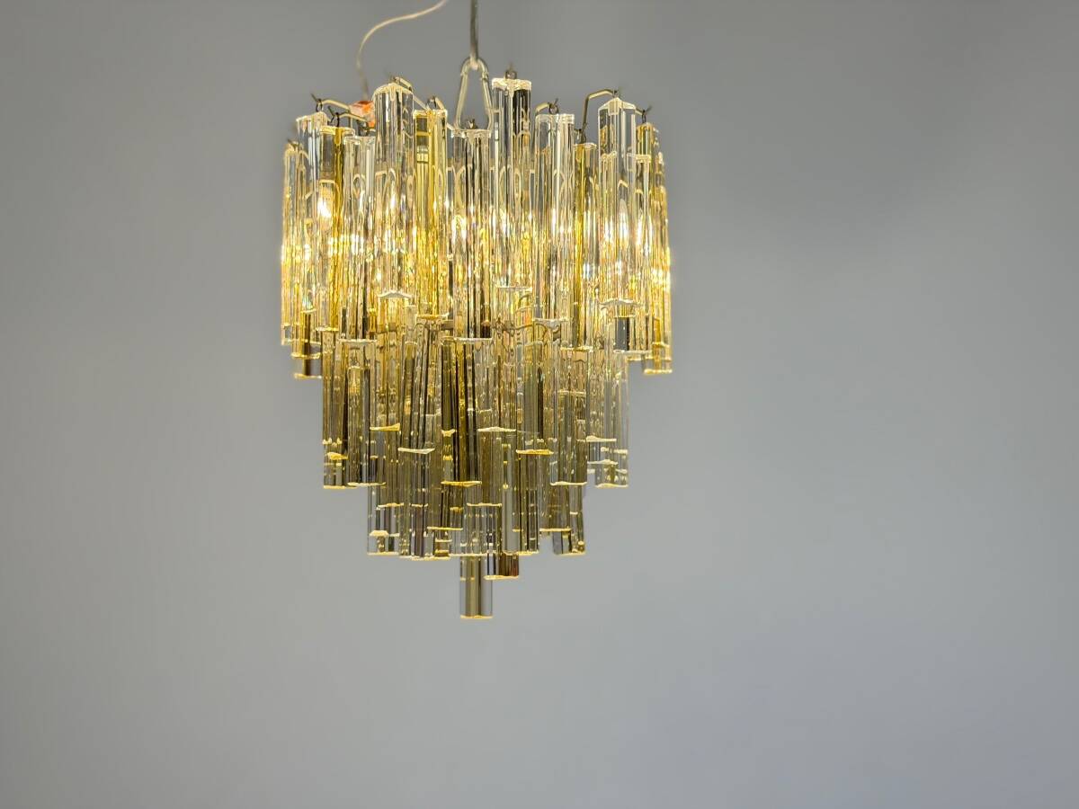 Venetian chandelier in colourless and gold Murano glass, Venini Triedi model, circa 1960.