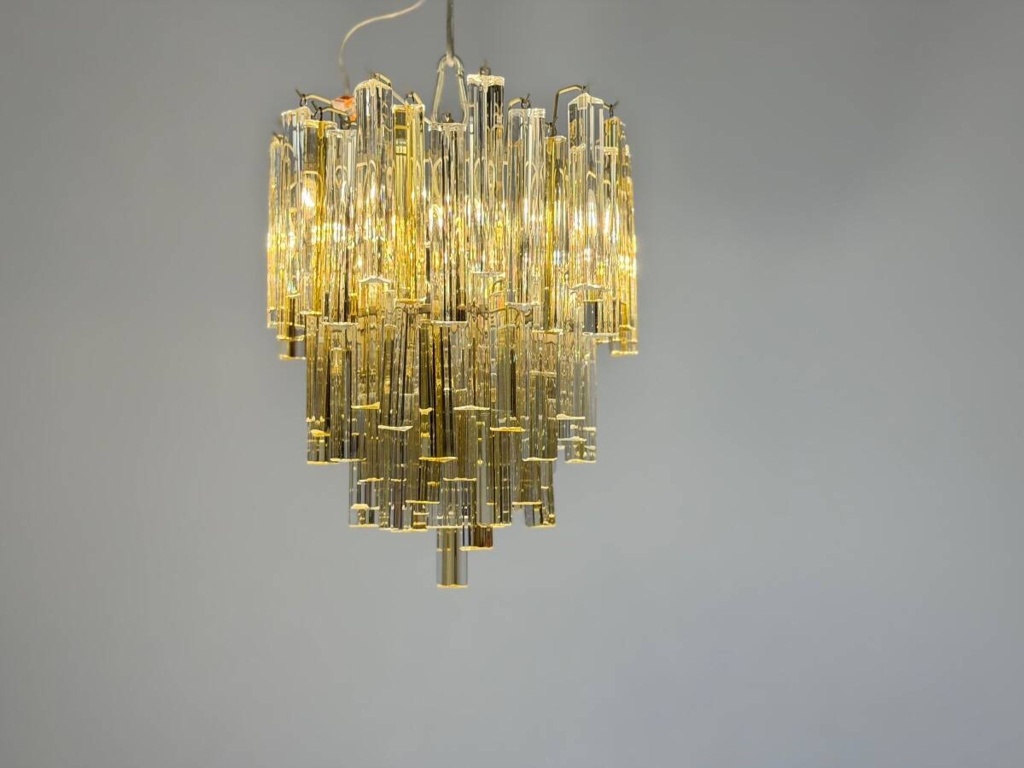 Venetian chandelier in colourless and gold Murano glass, Venini Triedi model, circa 1960.