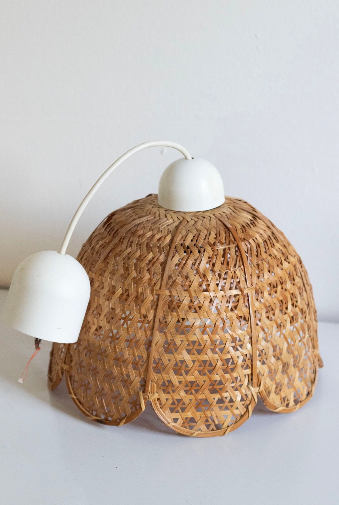 Vintage flower suspension in wicker rattan