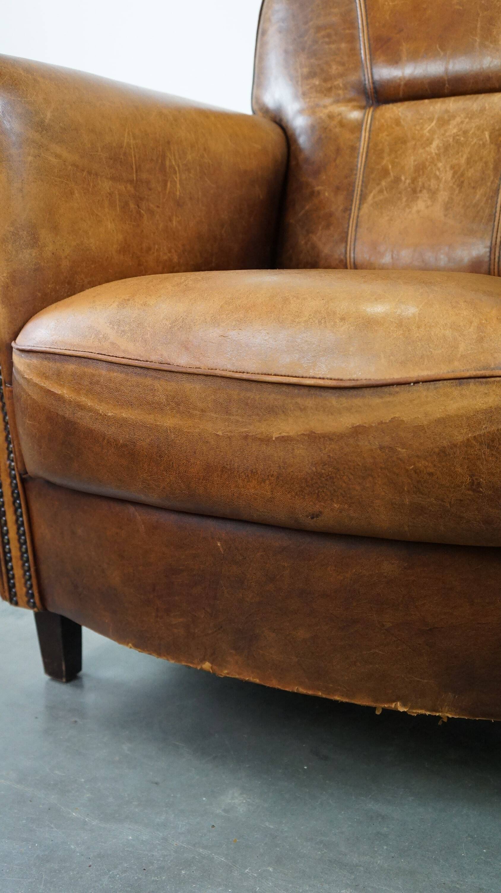 Charmant et robuste fauteuil en cuir de mouton, grand modèle