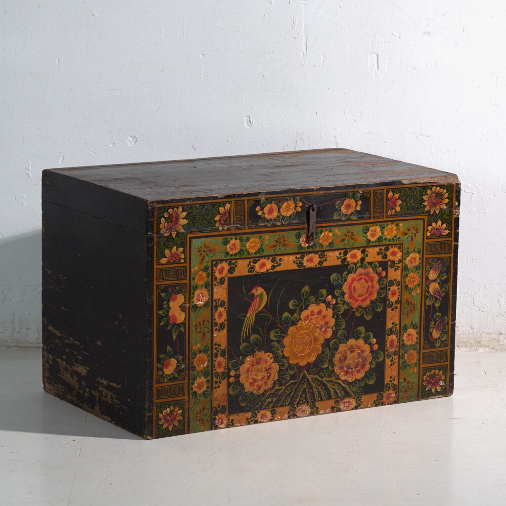 Antique chest painted in pine wood – China, around 1900