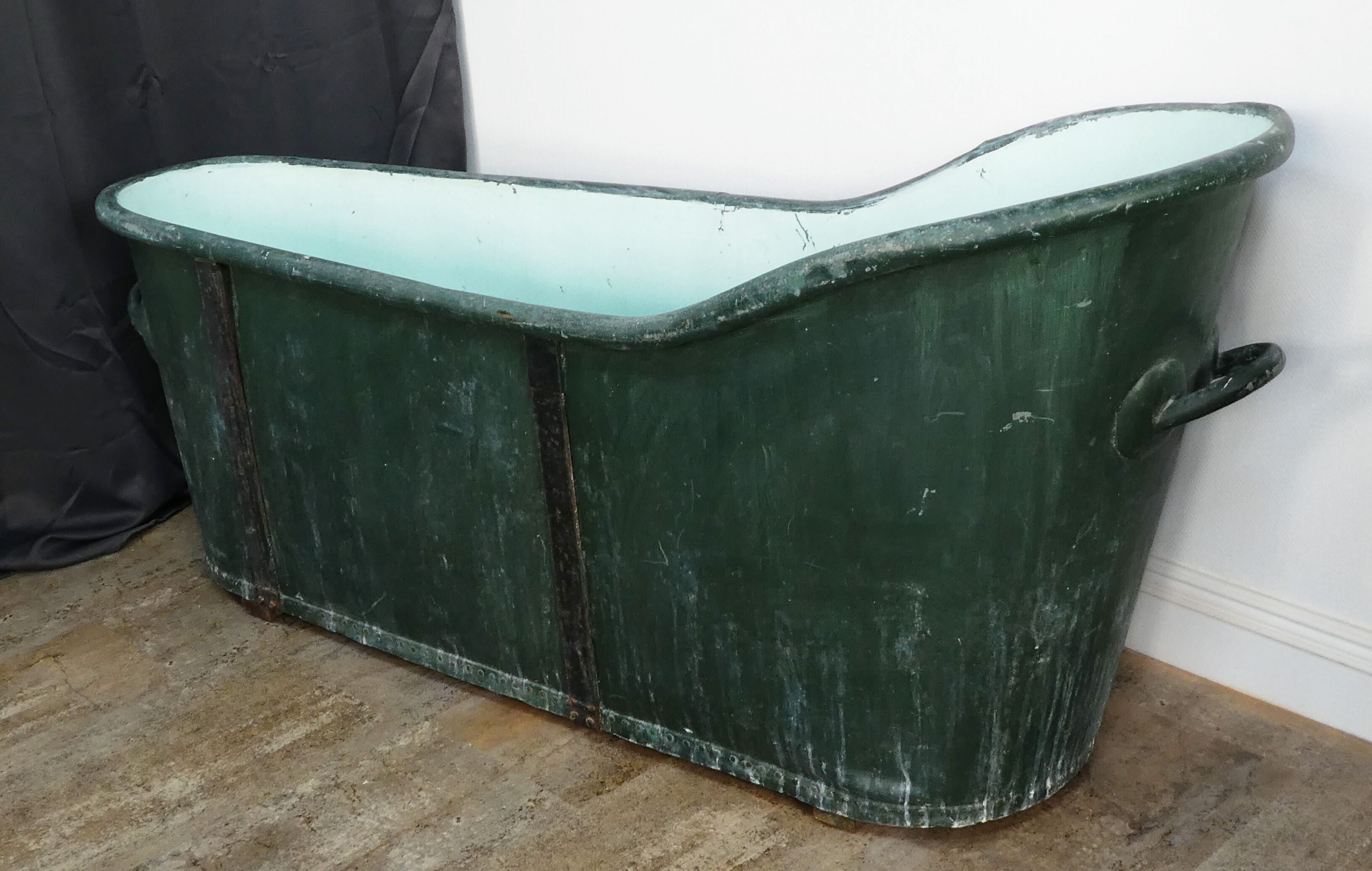 Bathtub in zinc wooden base period 19th