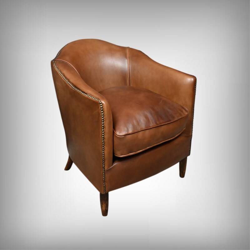 Solange club armchair in sheepskin leather.